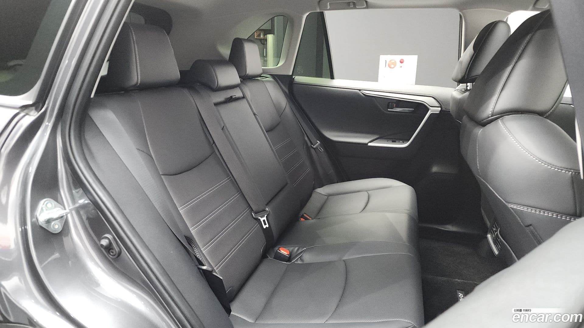 Main__Slider__Photo:RAV4 Toyota 2025.2-11