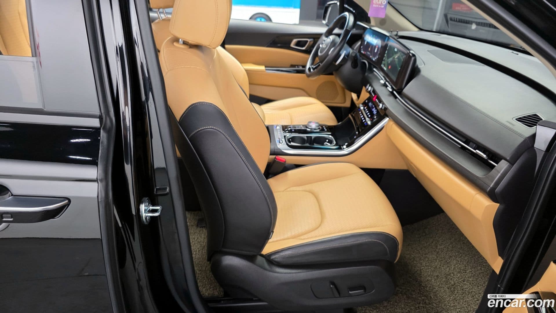 Main__Slider__Photo:Canival Kia 2023.0-11