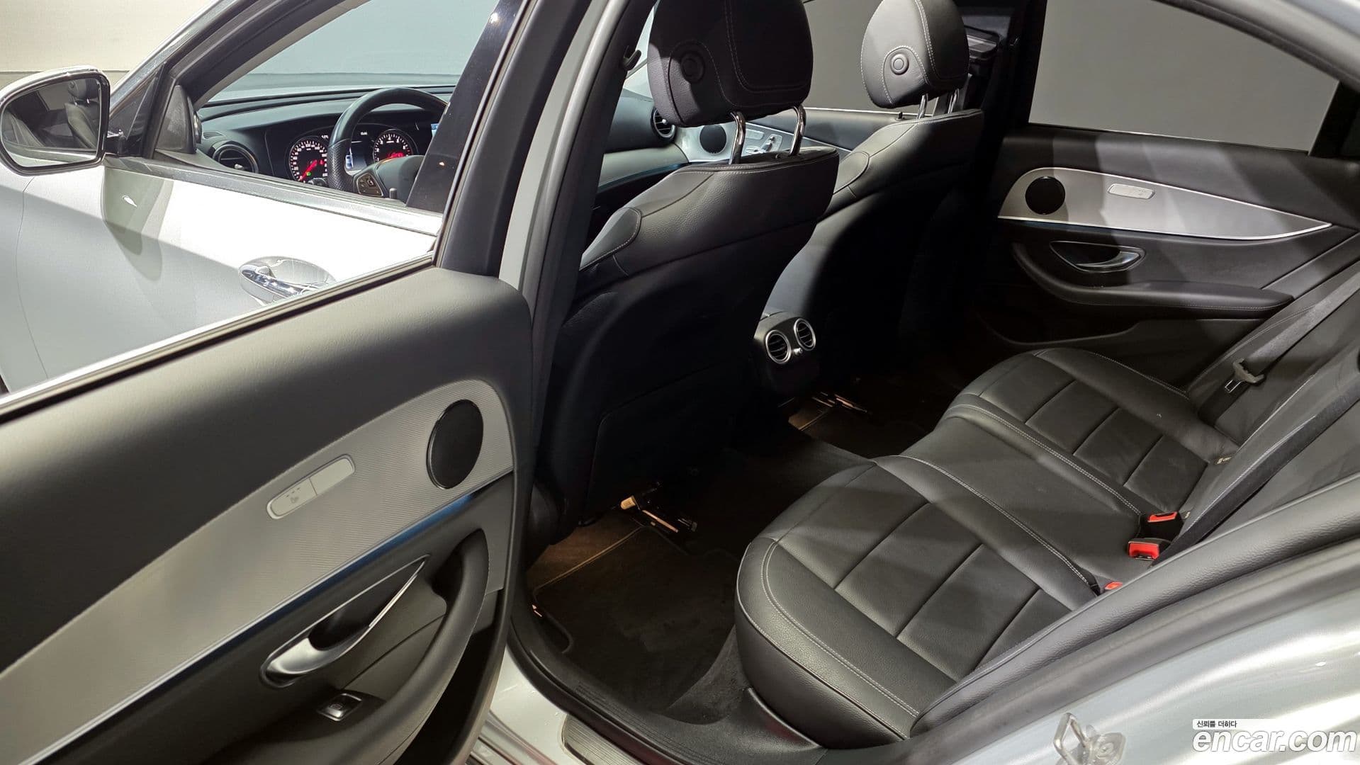 Main__Slider__Photo:E-Class Mercedes-Benz 2017.1-10