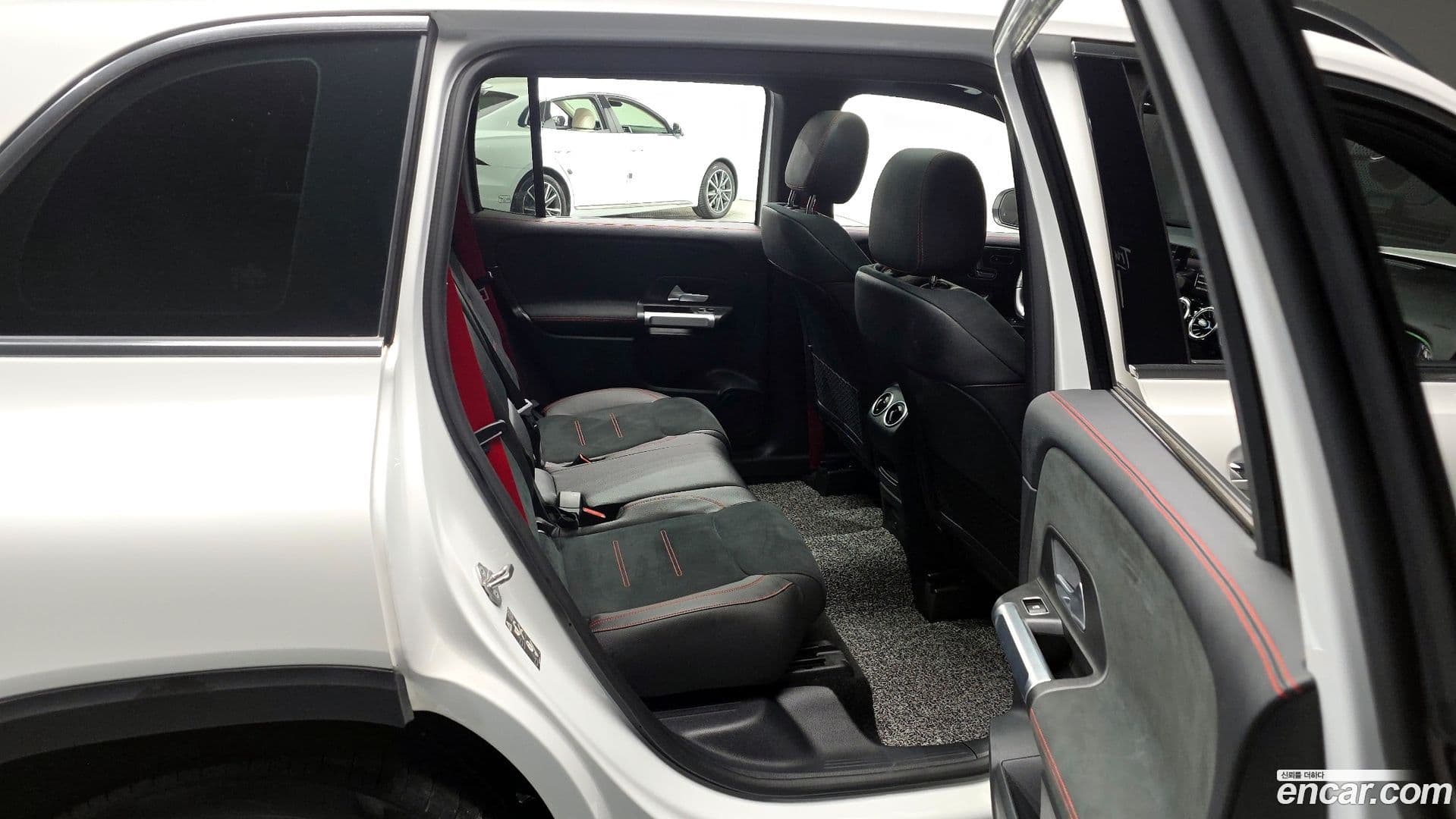 Main__Slider__Photo:GLB-Class Mercedes-Benz 2022.9-11