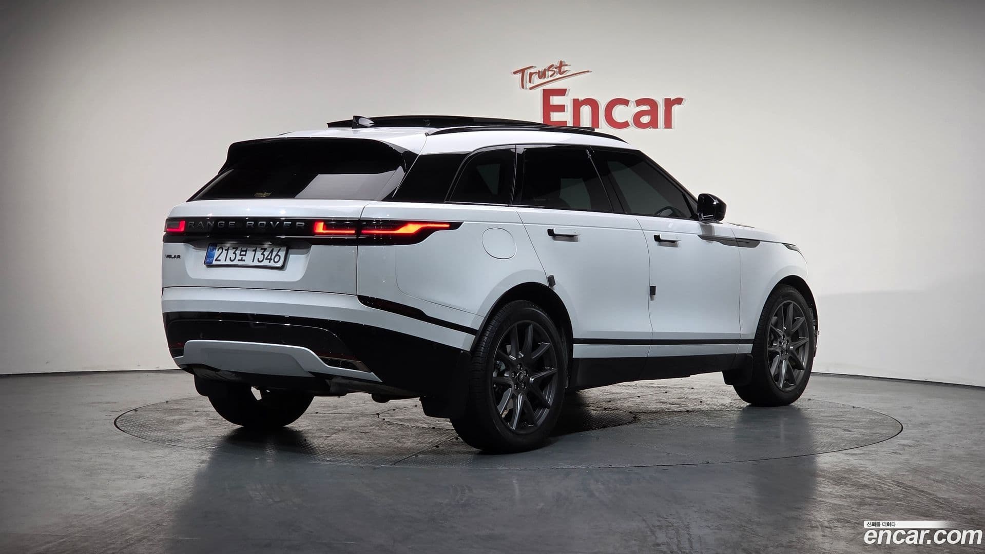 Main__Slider__Photo:Range Rover Velar Land Rover 2024.10-1