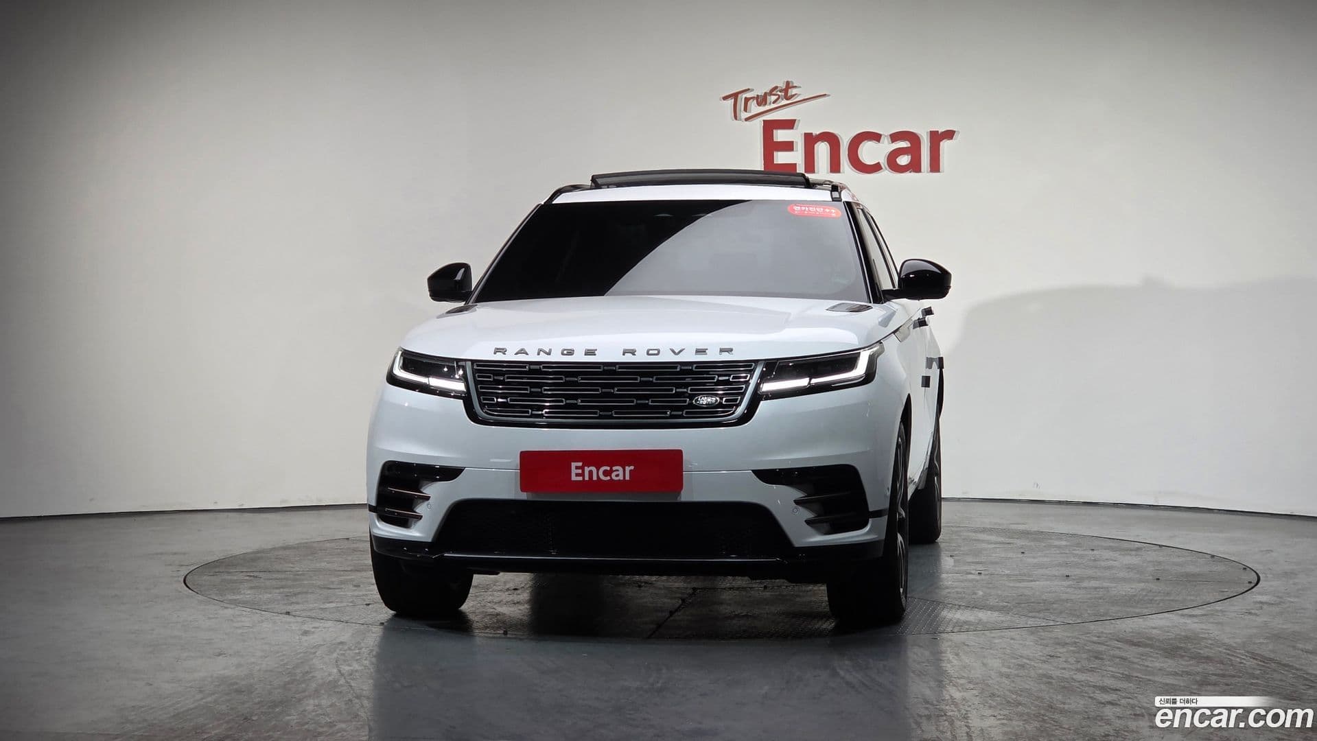 Main__Slider__Photo:Range Rover Velar Land Rover 2024.10-2