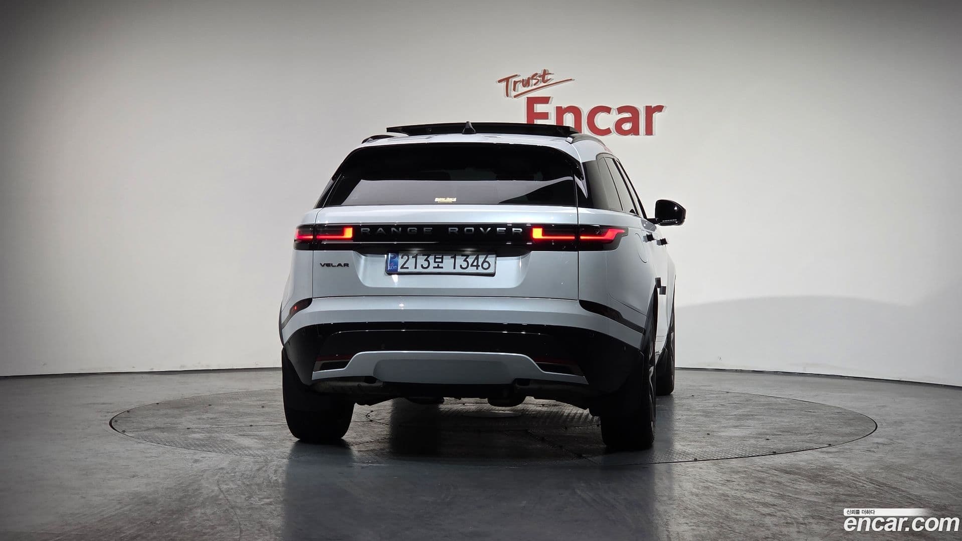 Main__Slider__Photo:Range Rover Velar Land Rover 2024.10-3