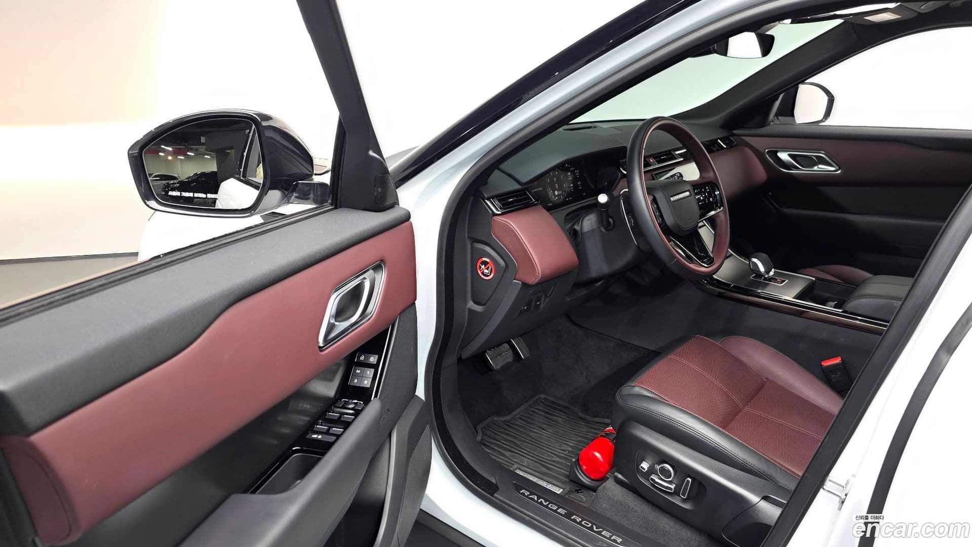 Main__Slider__Photo:Range Rover Velar Land Rover 2024.10-10