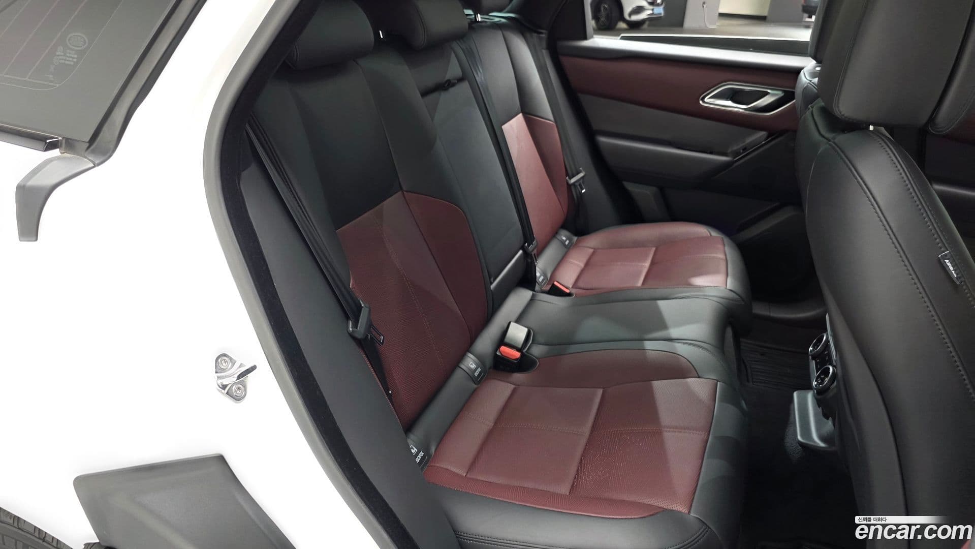 Main__Slider__Photo:Range Rover Velar Land Rover 2024.10-11