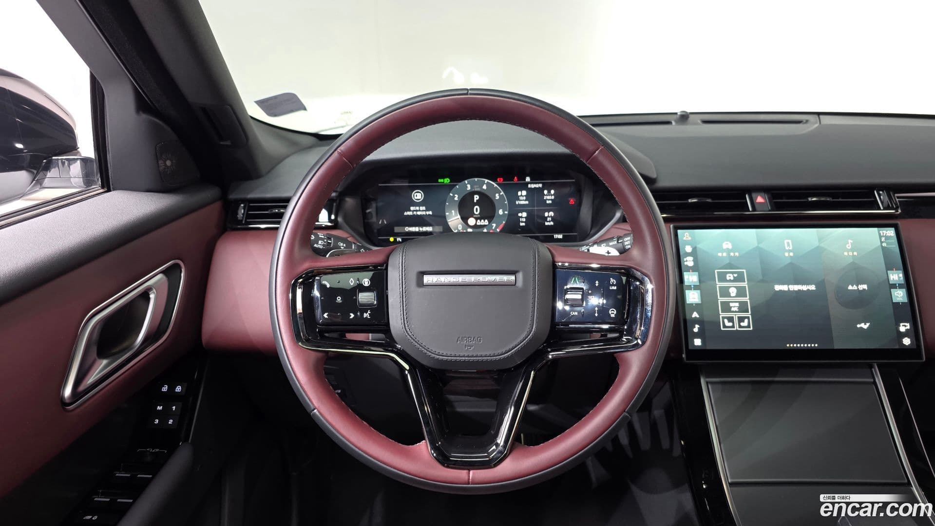 Main__Slider__Photo:Range Rover Velar Land Rover 2024.10-12