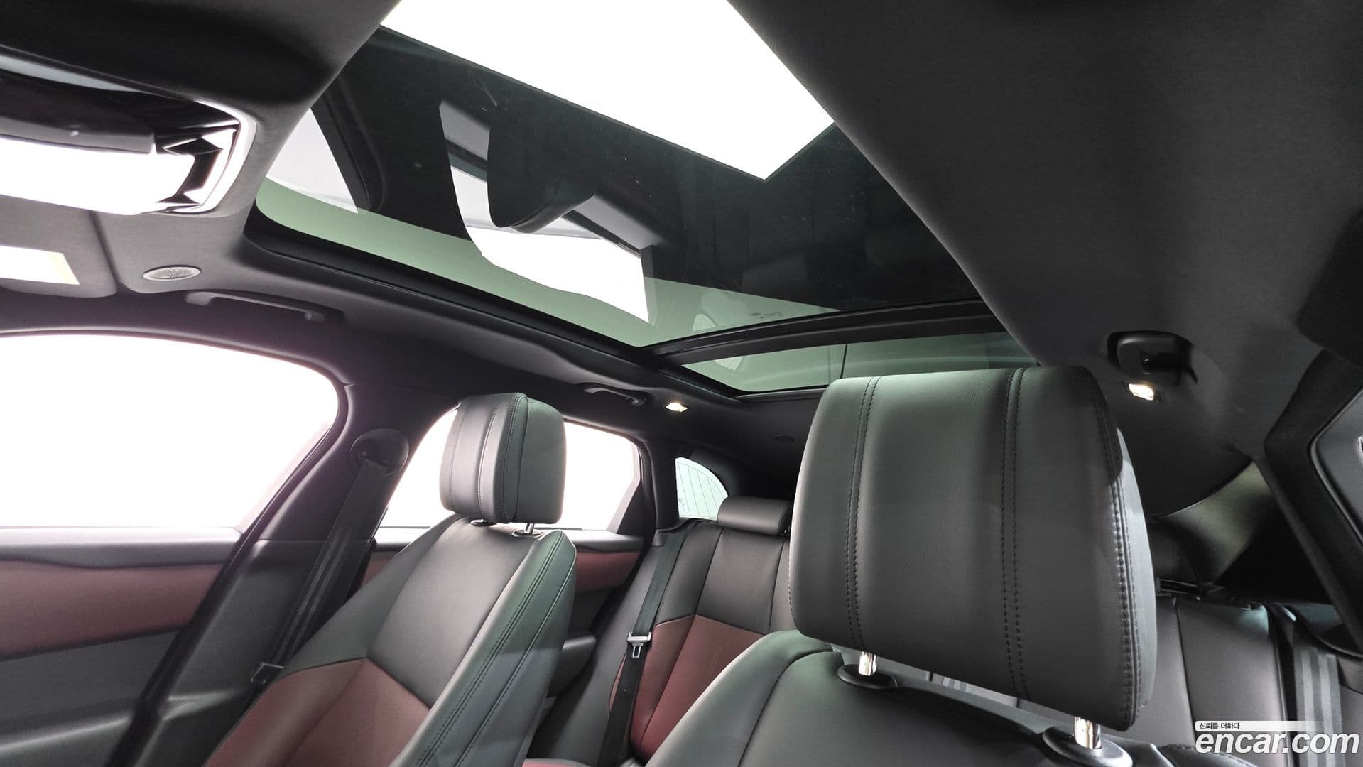 Main__Slider__Photo:Range Rover Velar Land Rover 2024.10-16