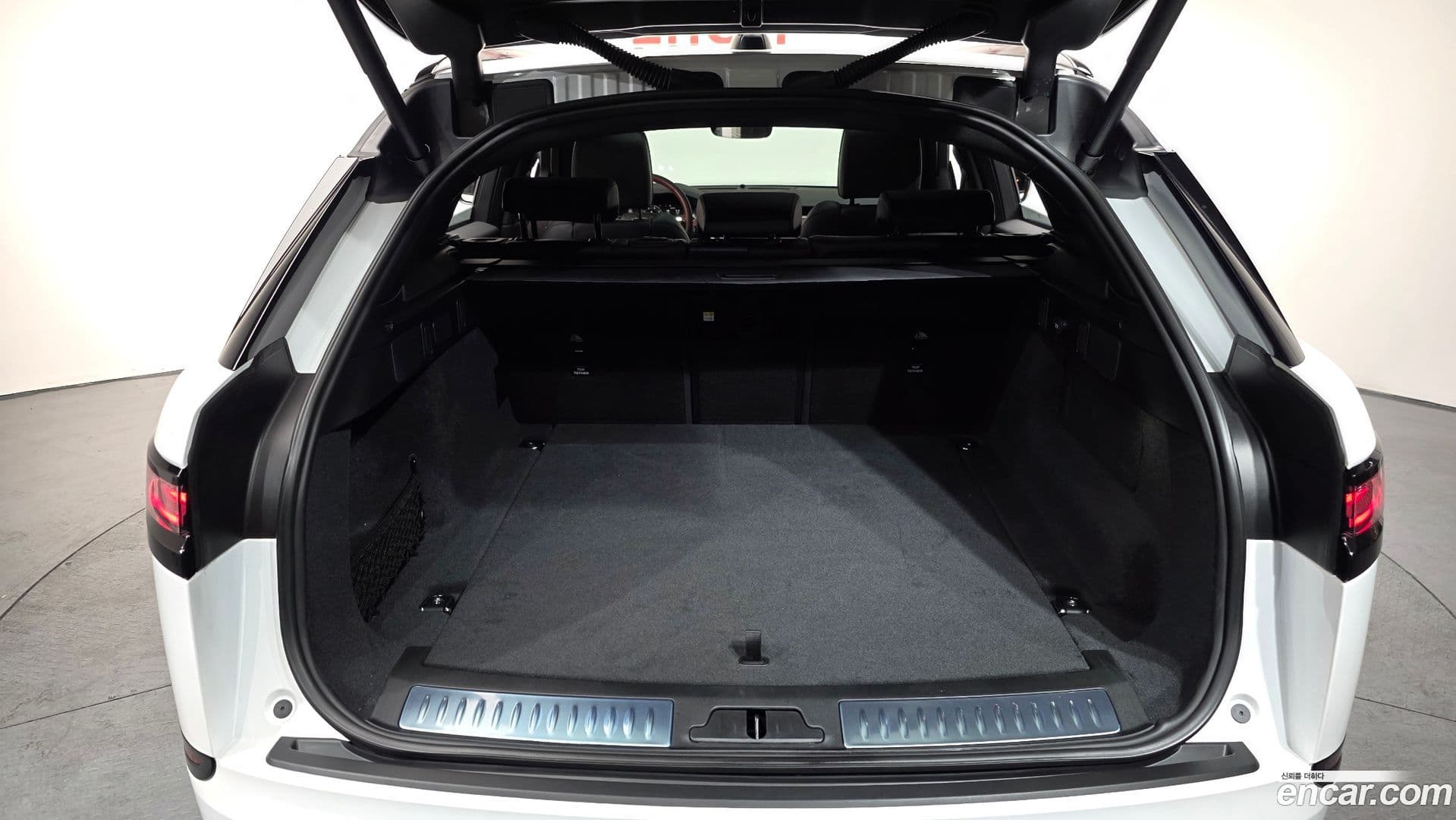 Main__Slider__Photo:Range Rover Velar Land Rover 2024.10-19