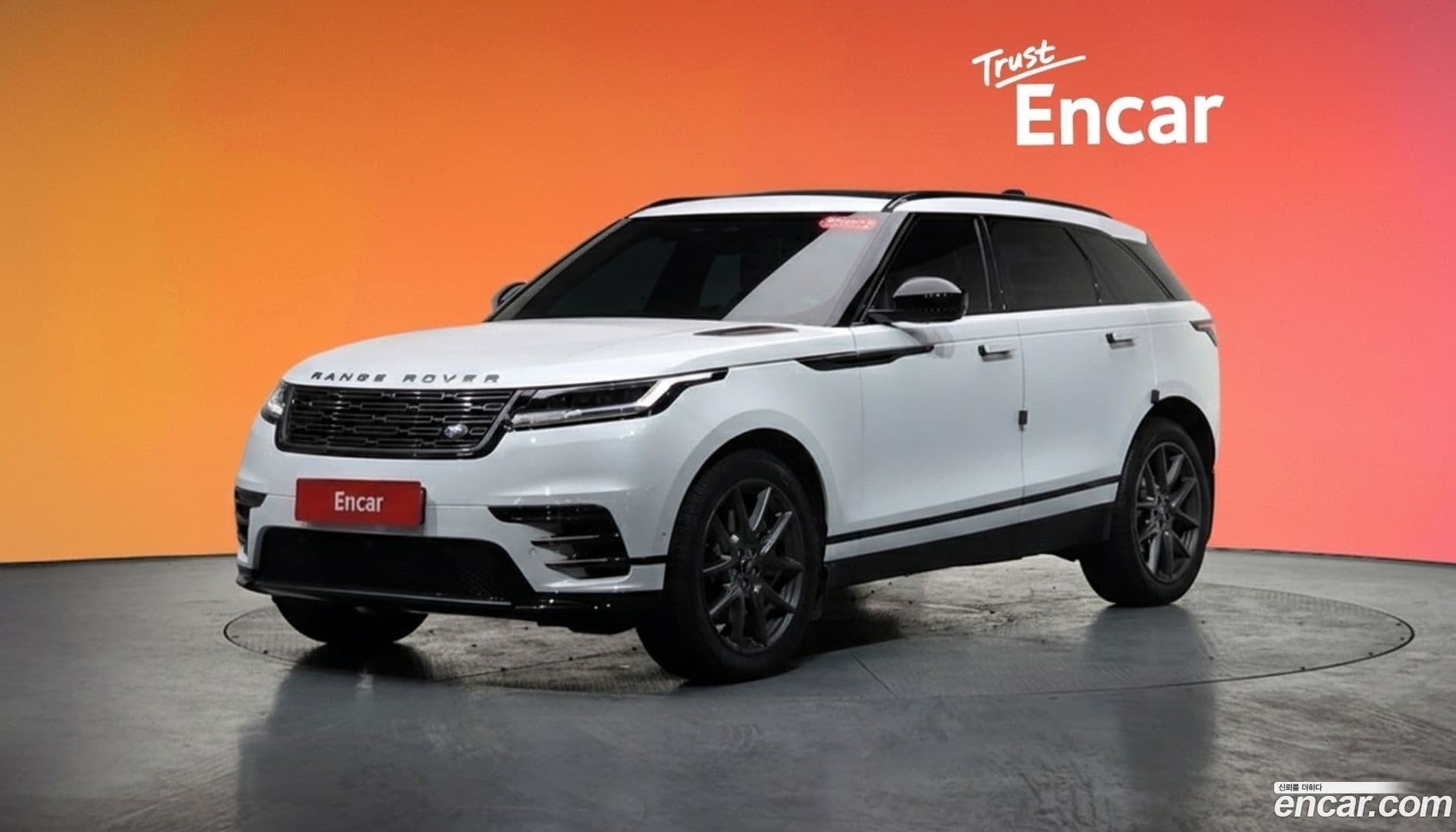 Main__Slider__Photo:Range Rover Velar Land Rover 2024.10-0