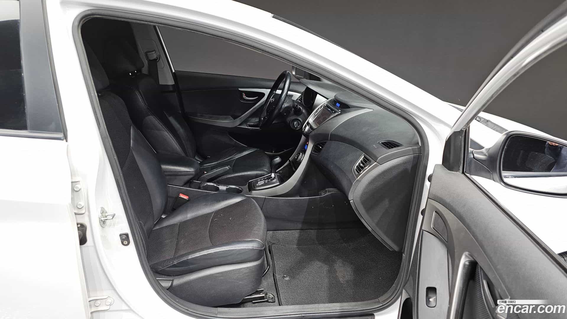 AVANTE Hyundai 2012.9-OPTION-016