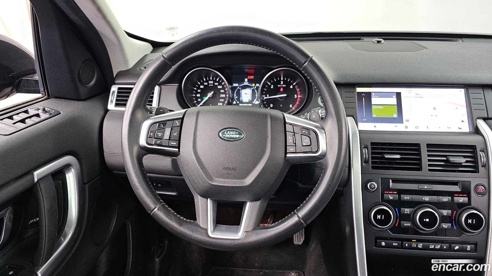 Main__Slider__Photo:Discovery Sport Land Rover 2017.11-12