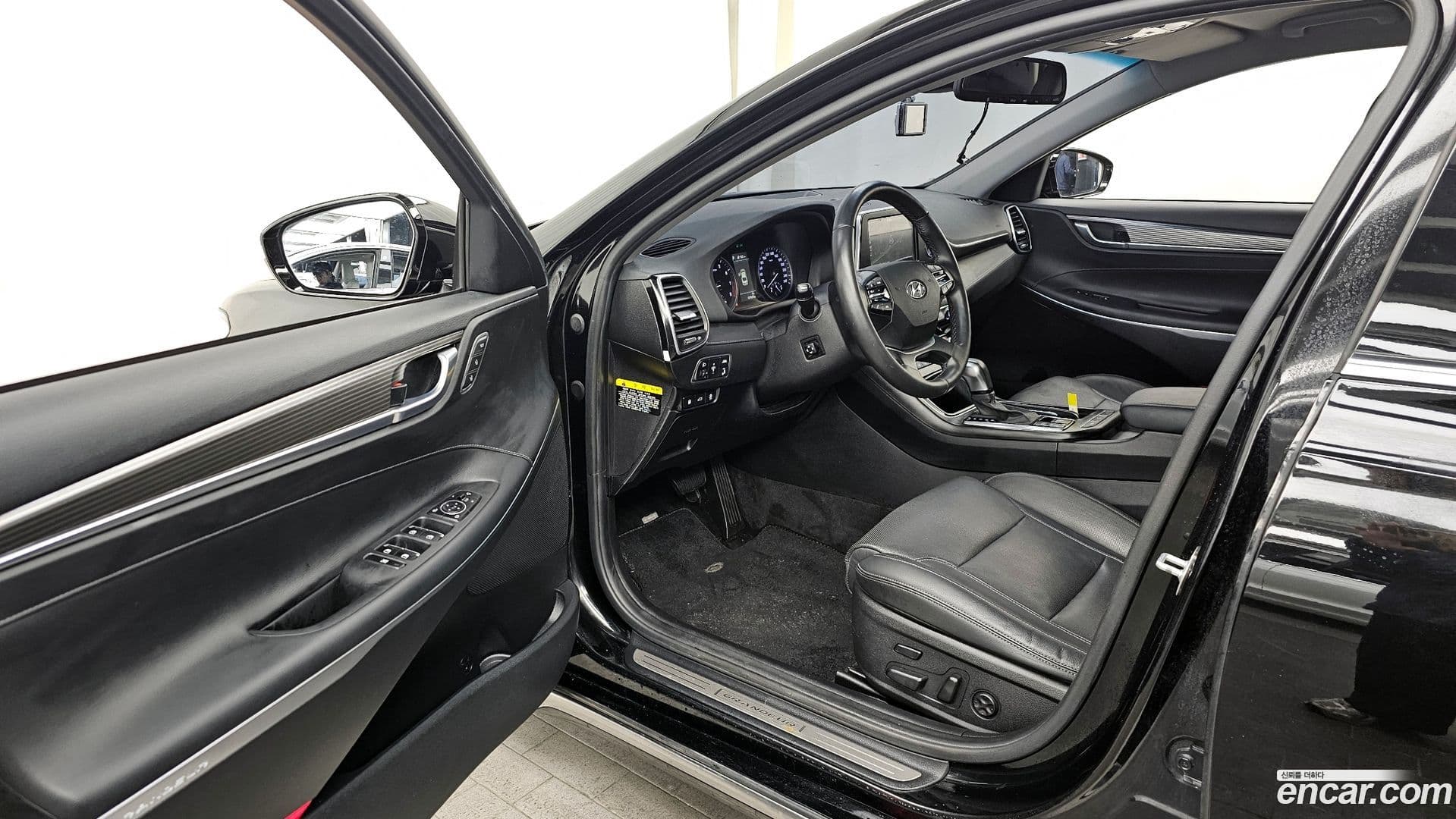 Main__Slider__Photo:Grandeur Hyundai 2018.1-9