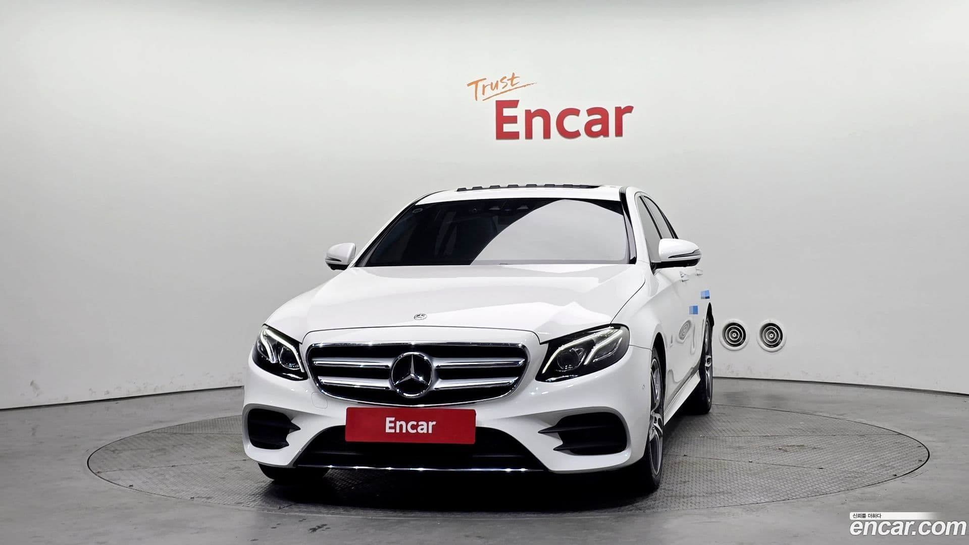 Main__Slider__Photo:E-Class Mercedes-Benz 2019.0-2