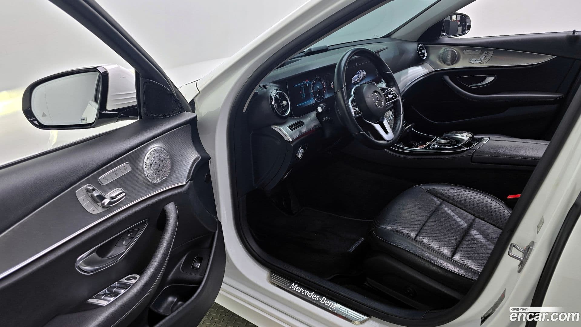 Main__Slider__Photo:E-Class Mercedes-Benz 2019.0-9