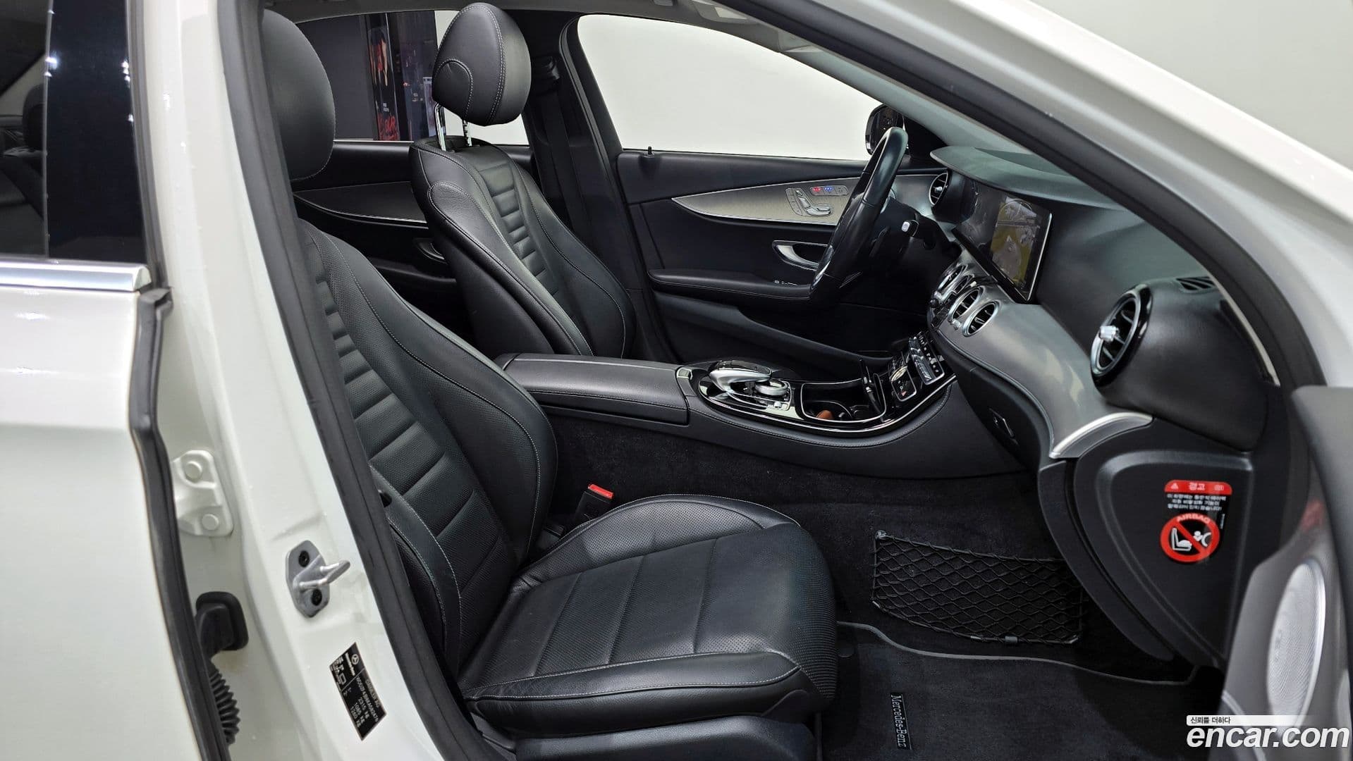 Main__Slider__Photo:E-Class Mercedes-Benz 2019.0-11