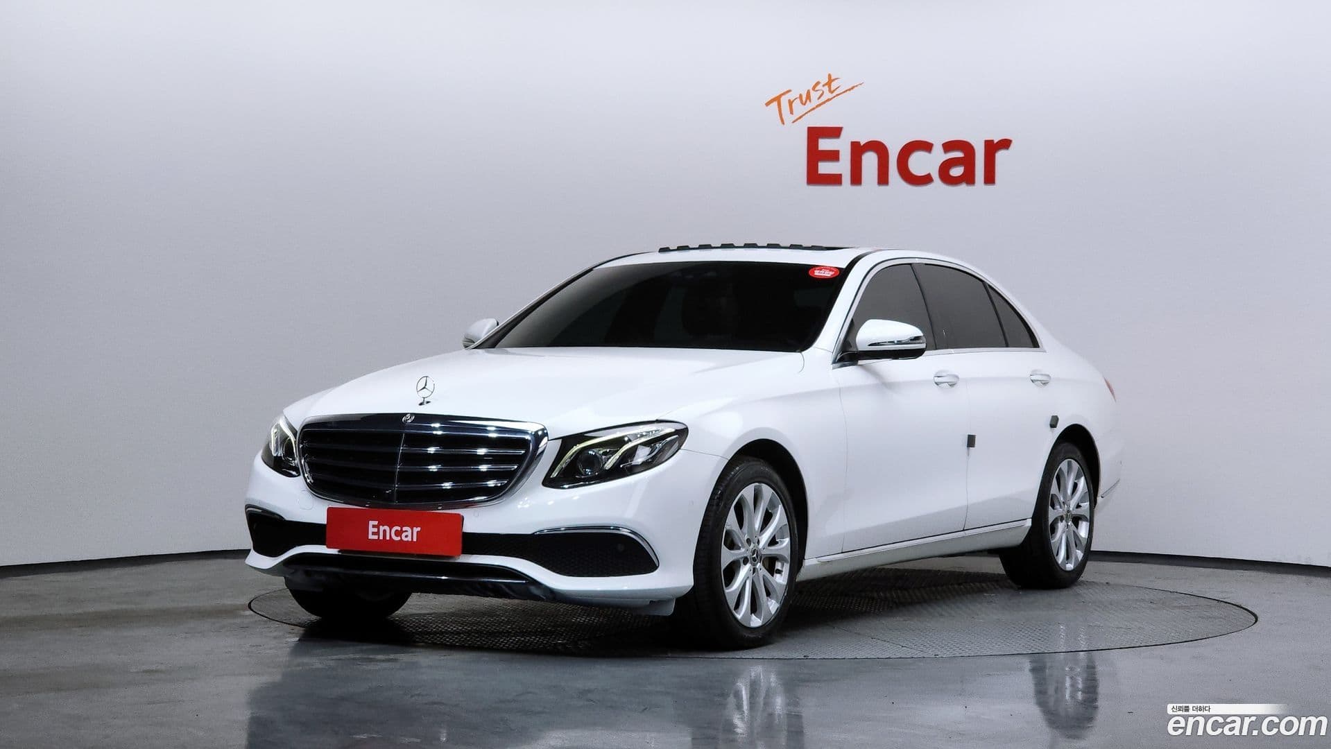 Main__Slider__Photo:E-Class Mercedes-Benz 2017.10-0