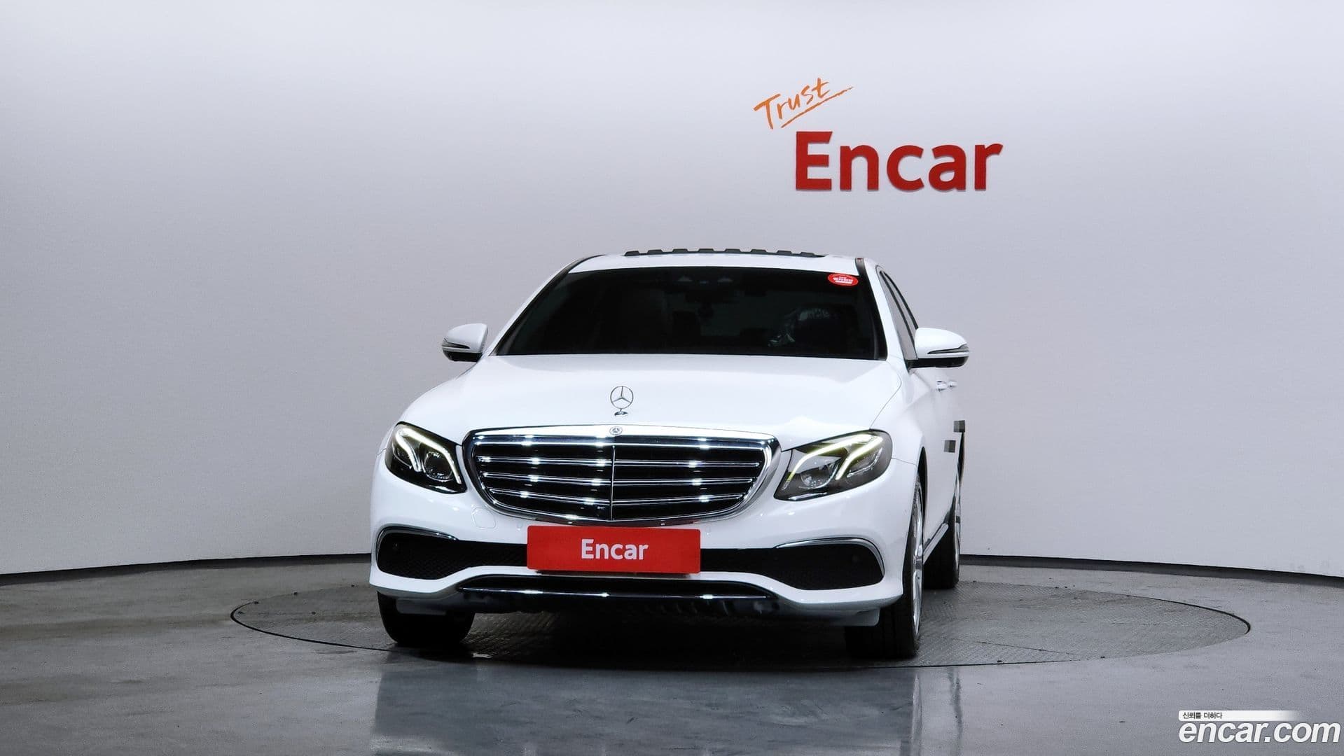 Main__Slider__Photo:E-Class Mercedes-Benz 2017.10-2