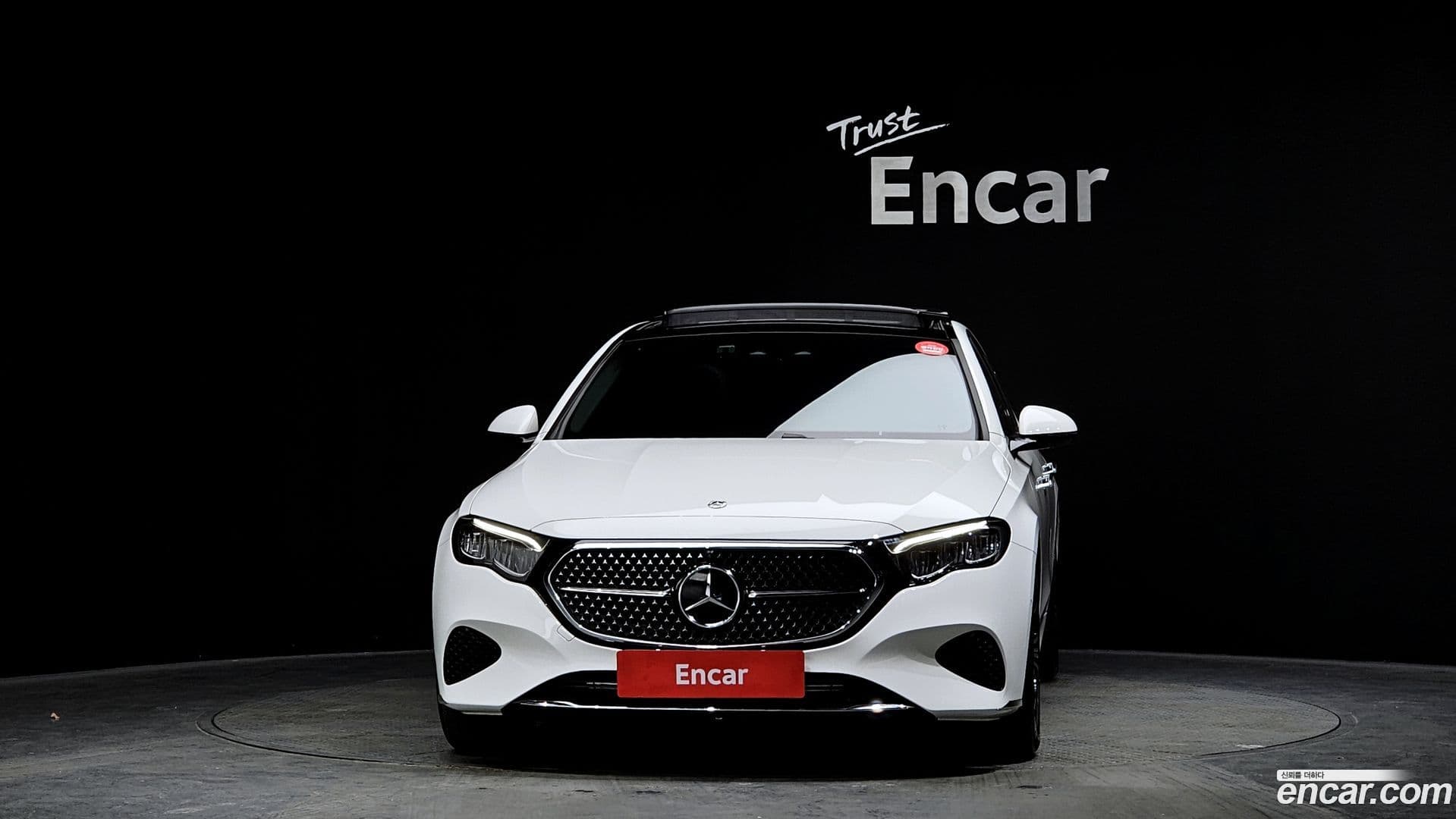 Main__Slider__Photo:E-Class Mercedes-Benz 2024.8-2