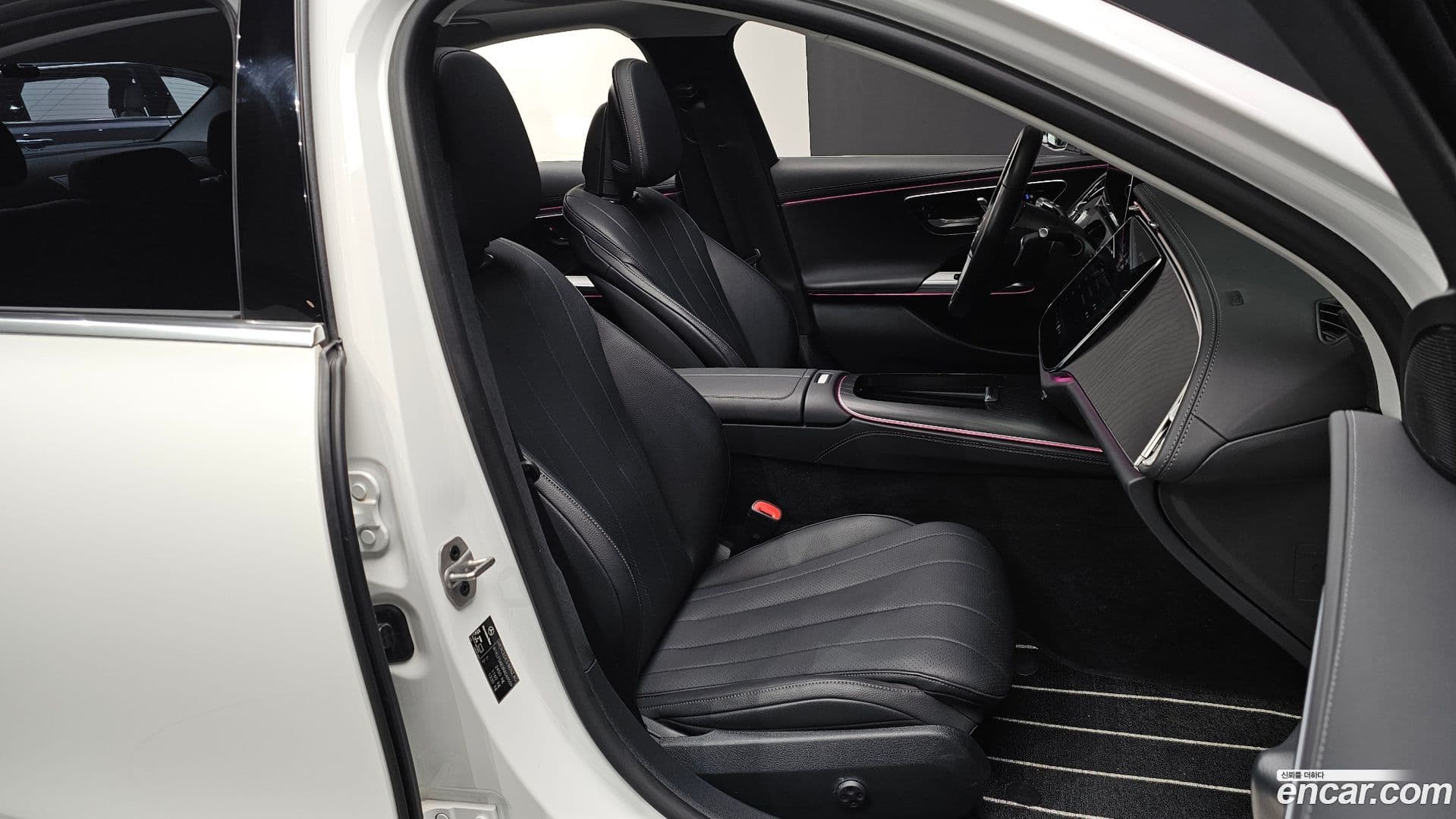 Main__Slider__Photo:E-Class Mercedes-Benz 2024.8-9