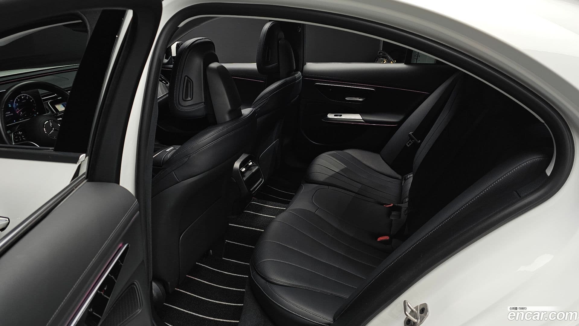 Main__Slider__Photo:E-Class Mercedes-Benz 2024.8-11