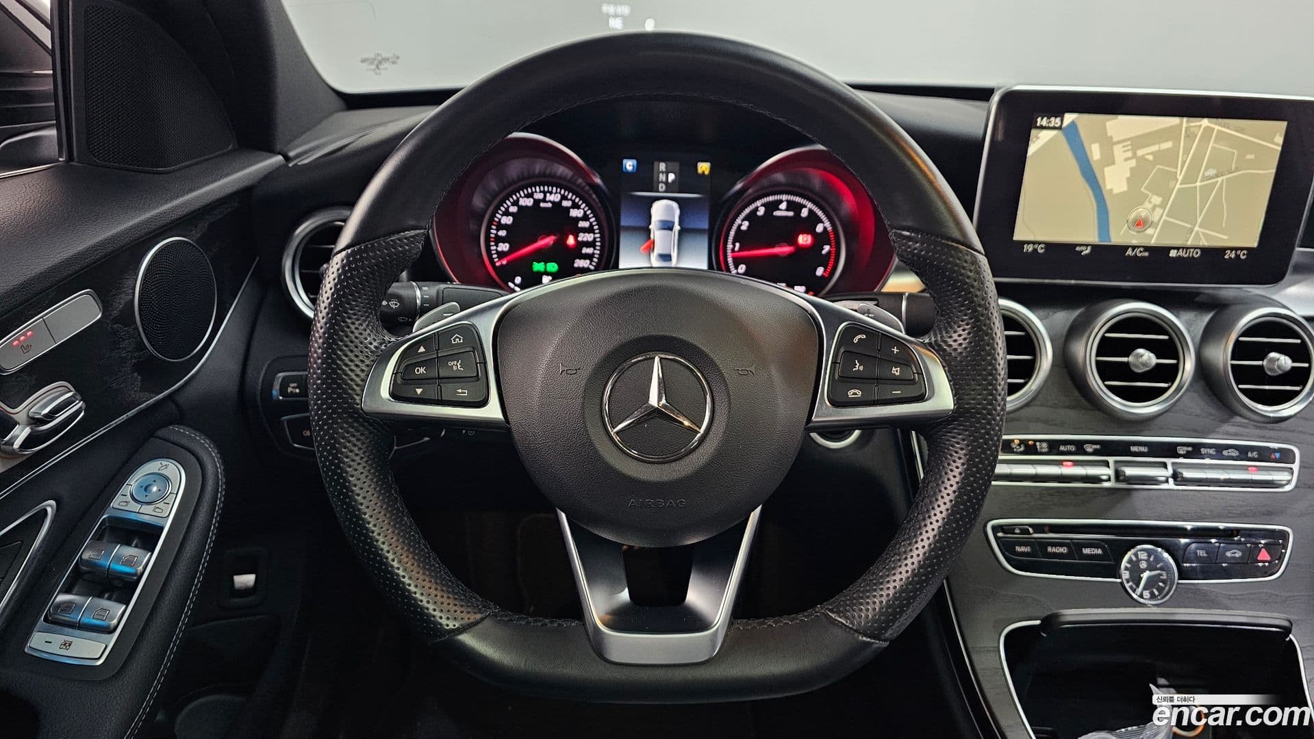 Main__Slider__Photo:C-Class Mercedes-Benz 2018.3-12