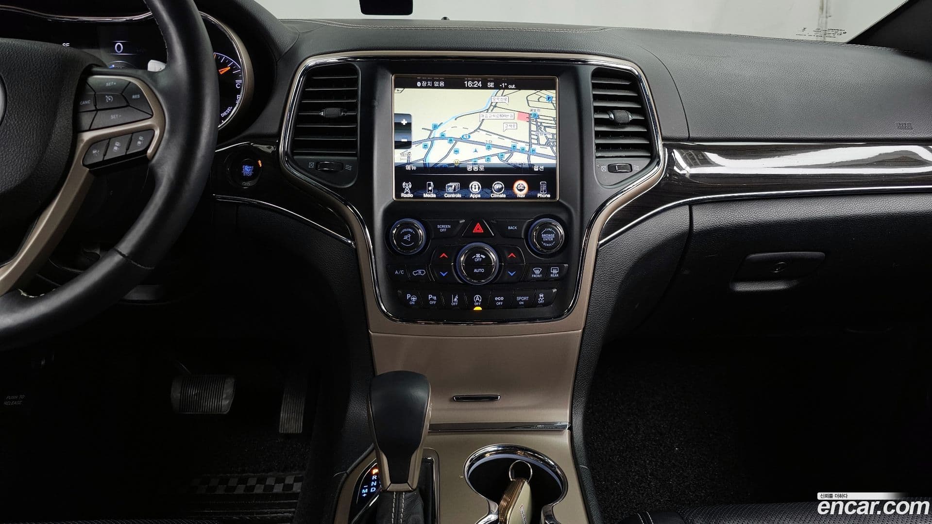 Main__Slider__Photo:Cherokee Jeep 2017.10-13