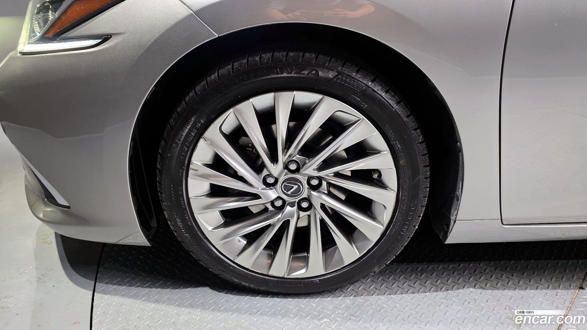 Main__Slider__Photo:ES Lexus 2021.3-4