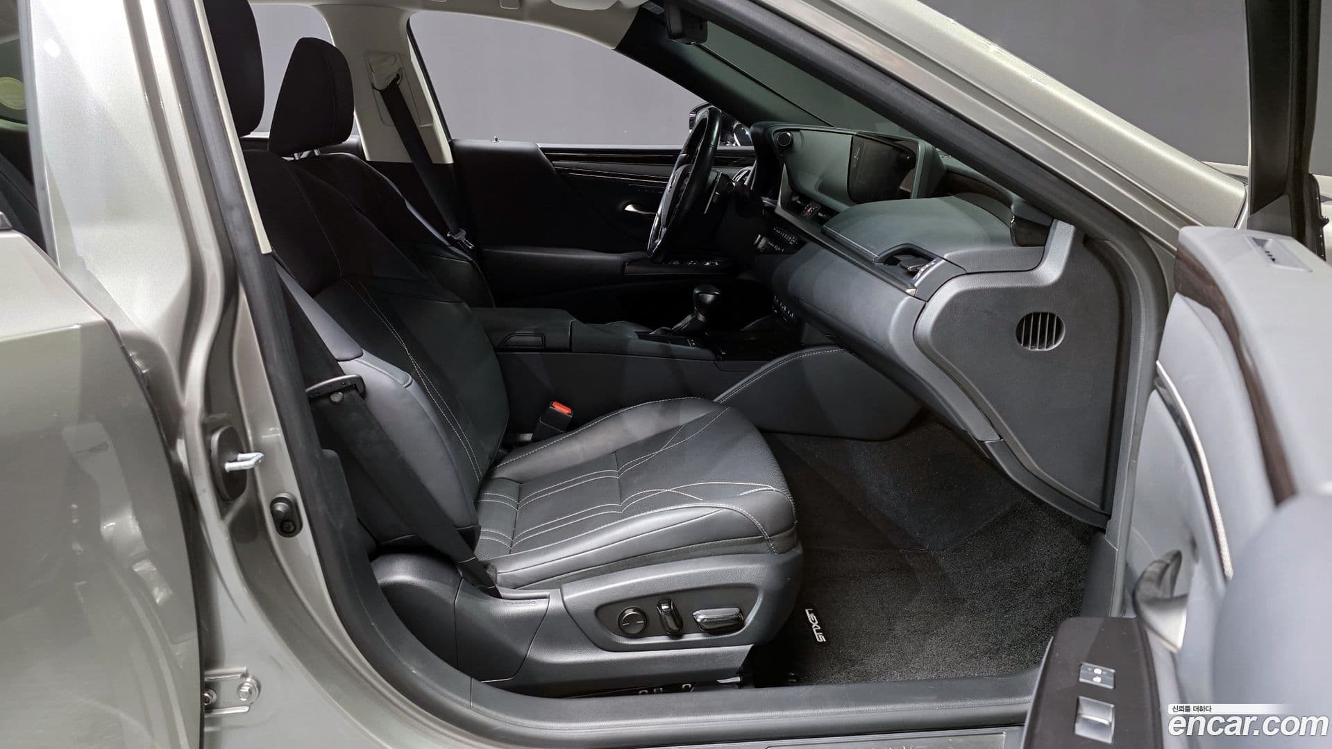 Main__Slider__Photo:ES Lexus 2021.3-10