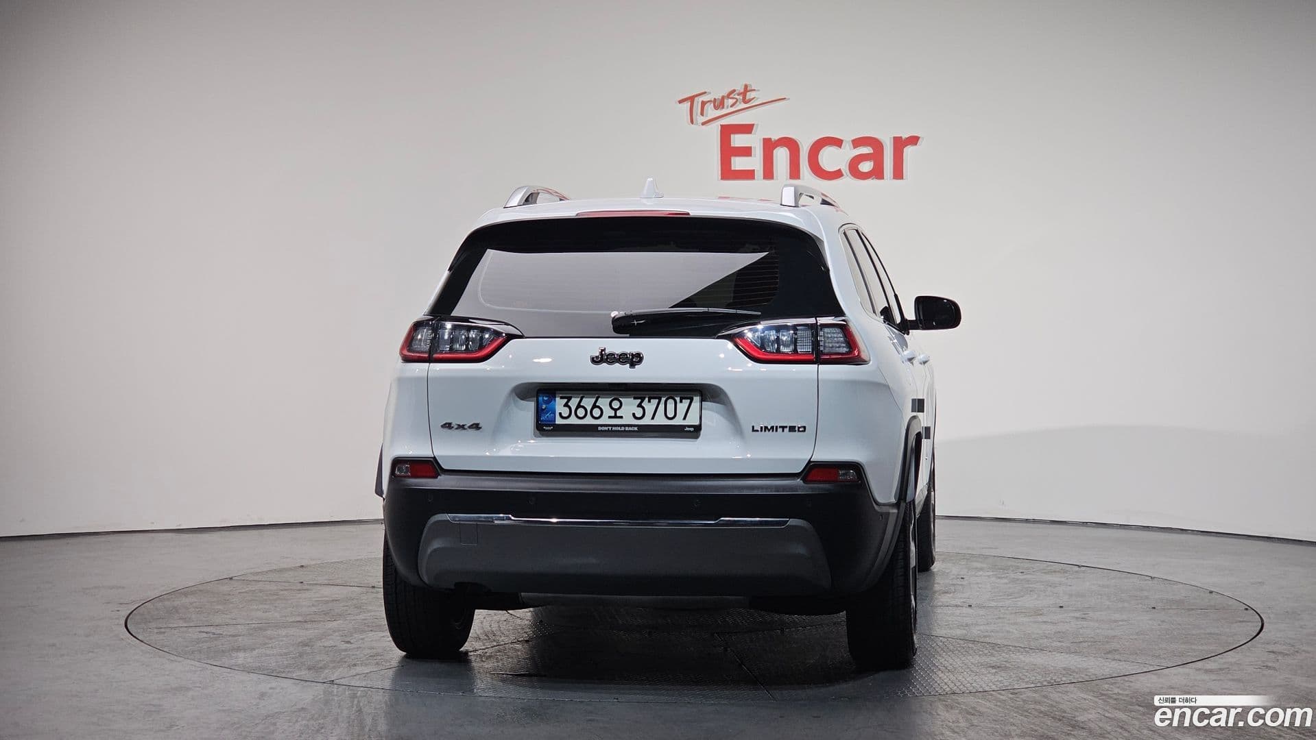 Main__Slider__Photo:Cherokee Jeep 2021.2-3