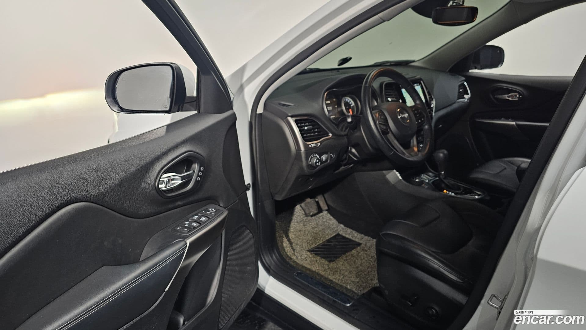 Main__Slider__Photo:Cherokee Jeep 2021.2-10