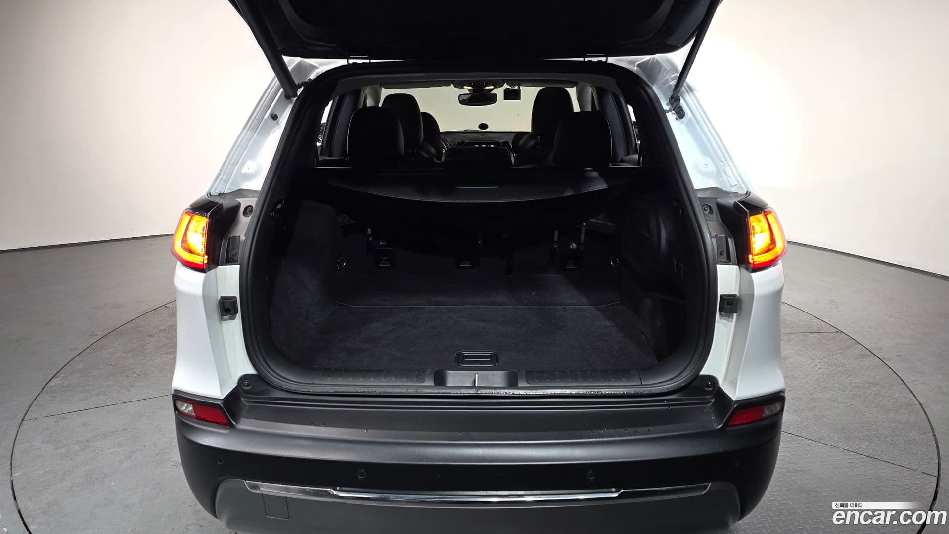 Main__Slider__Photo:Cherokee Jeep 2021.2-19