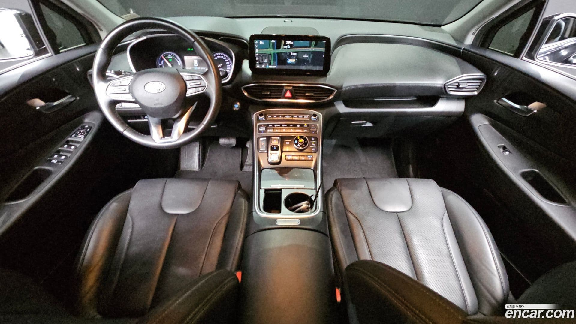 Main__Slider__Photo:Santafe Hyundai 2022.4-6