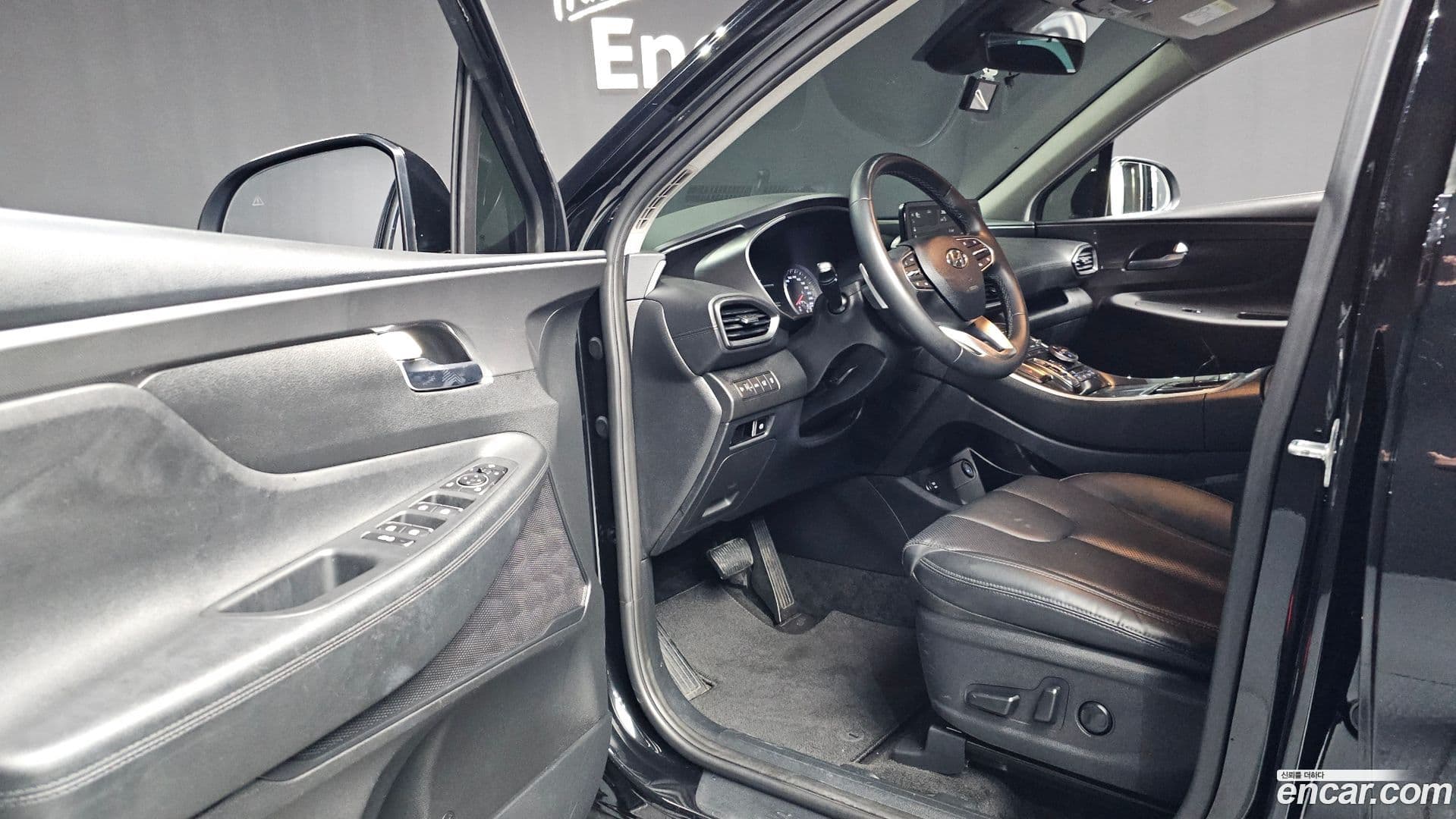 Main__Slider__Photo:Santafe Hyundai 2022.4-9