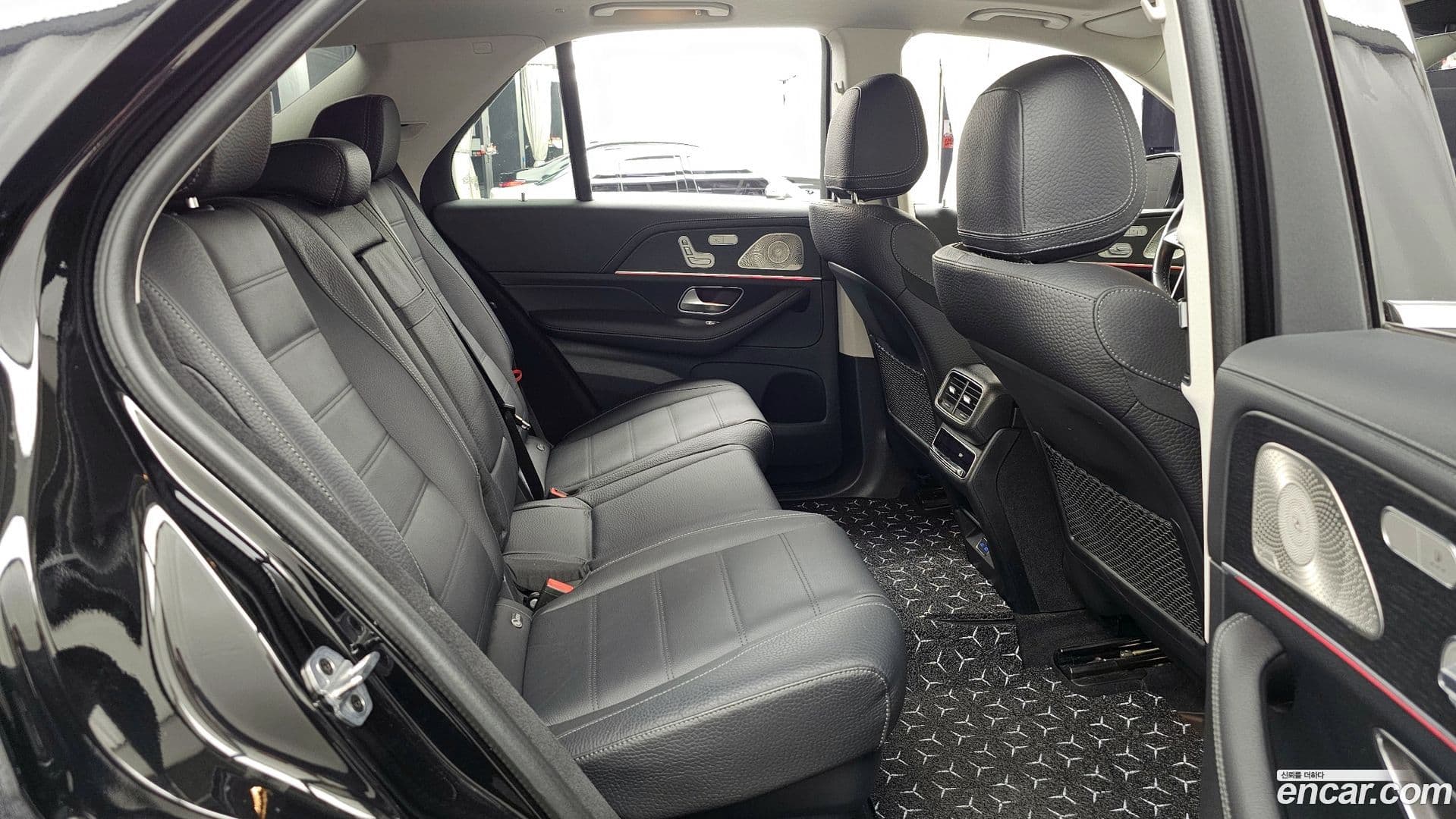 Main__Slider__Photo:GLE-Class Mercedes-Benz 2024.1-11