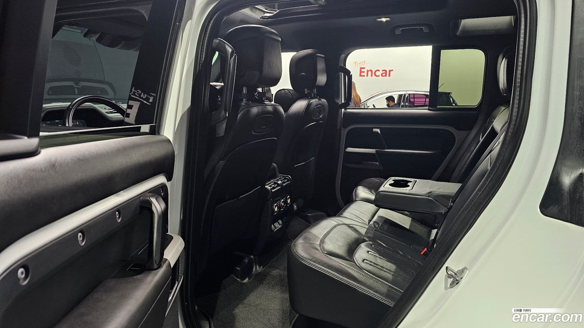 Main__Slider__Photo:Defender Land Rover 2021.11-11