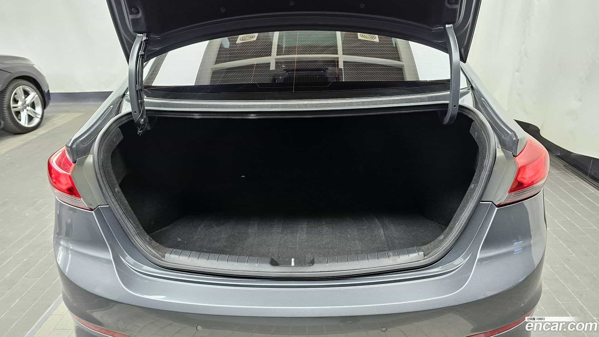 AVANTE Hyundai 2016.2-OPTION-024