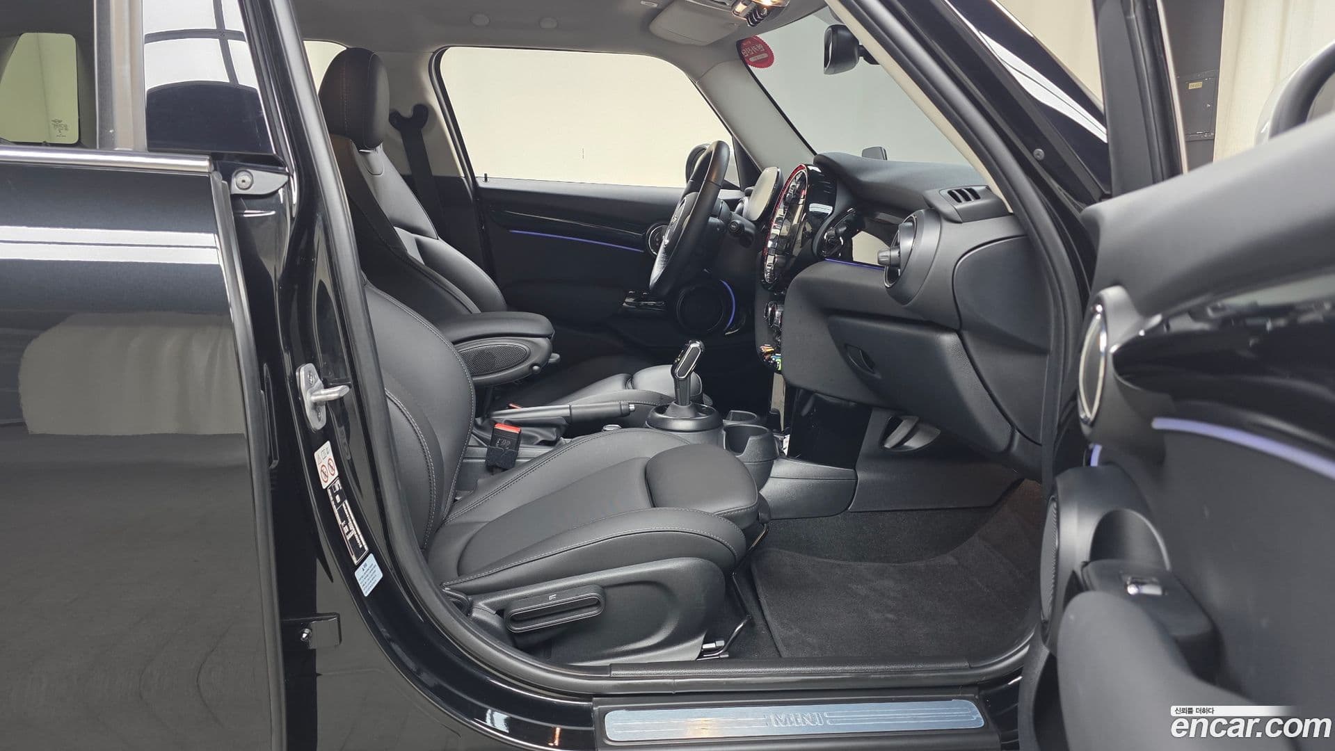 Main__Slider__Photo:Cooper Mini 2023.10-10