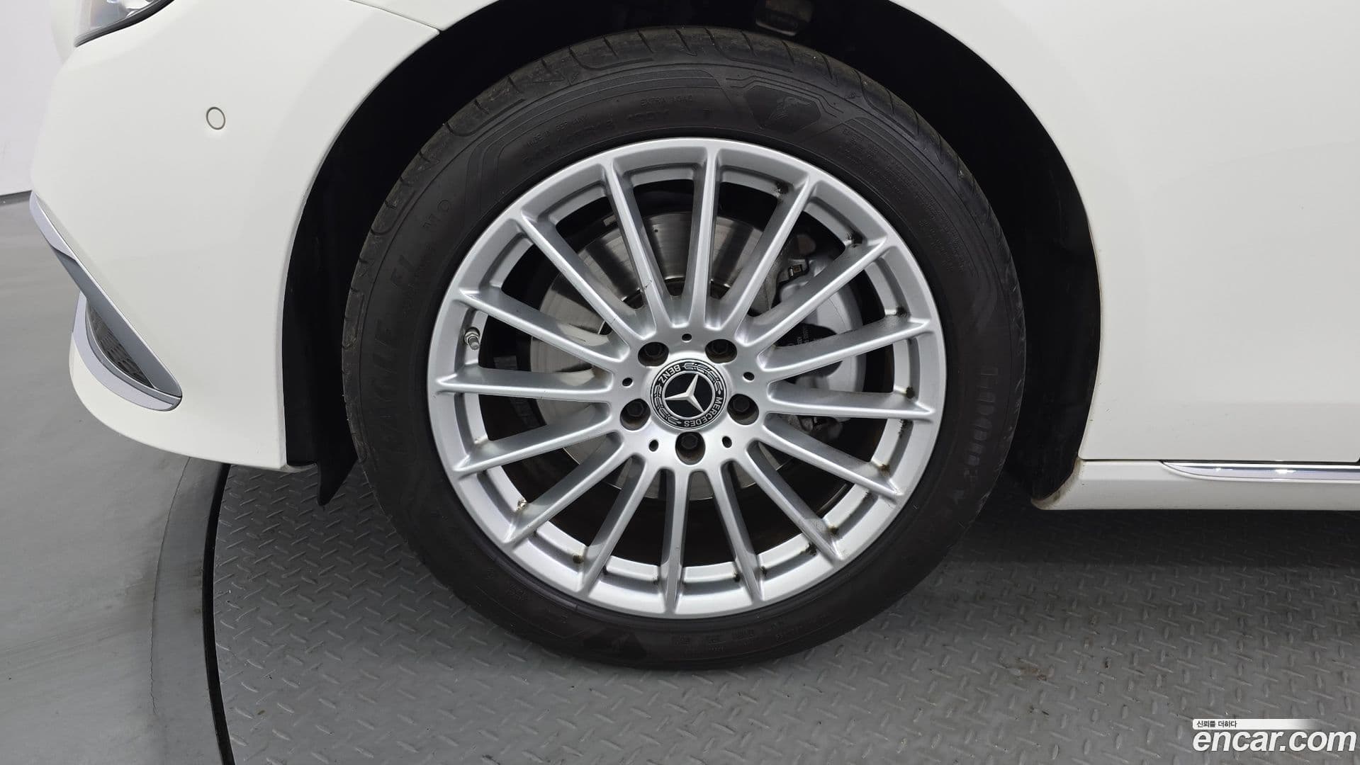 Main__Slider__Photo:E-Class Mercedes-Benz 2021.3-4