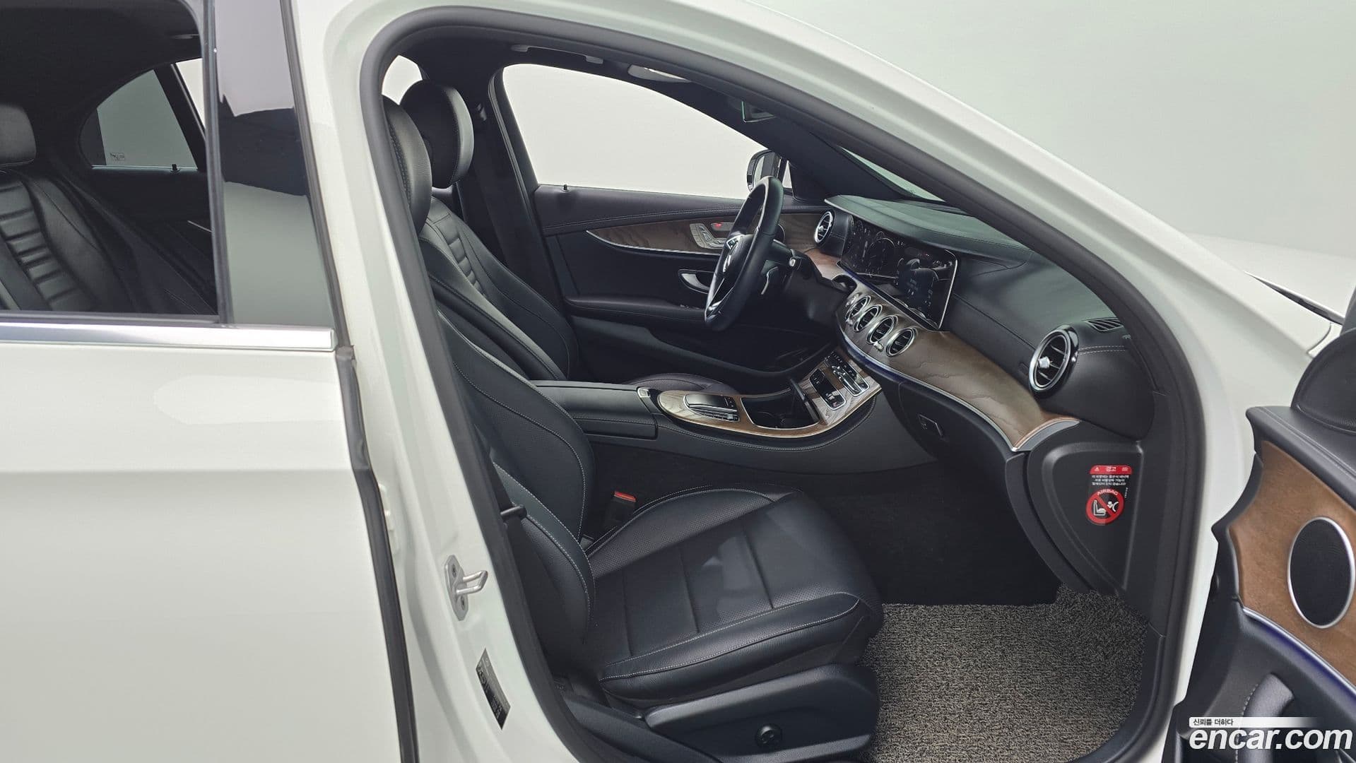 Main__Slider__Photo:E-Class Mercedes-Benz 2021.3-10