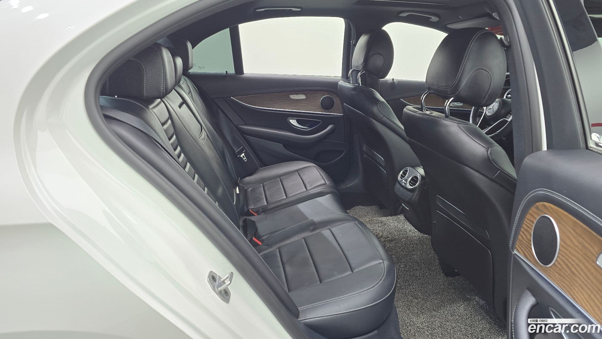 Main__Slider__Photo:E-Class Mercedes-Benz 2021.3-11