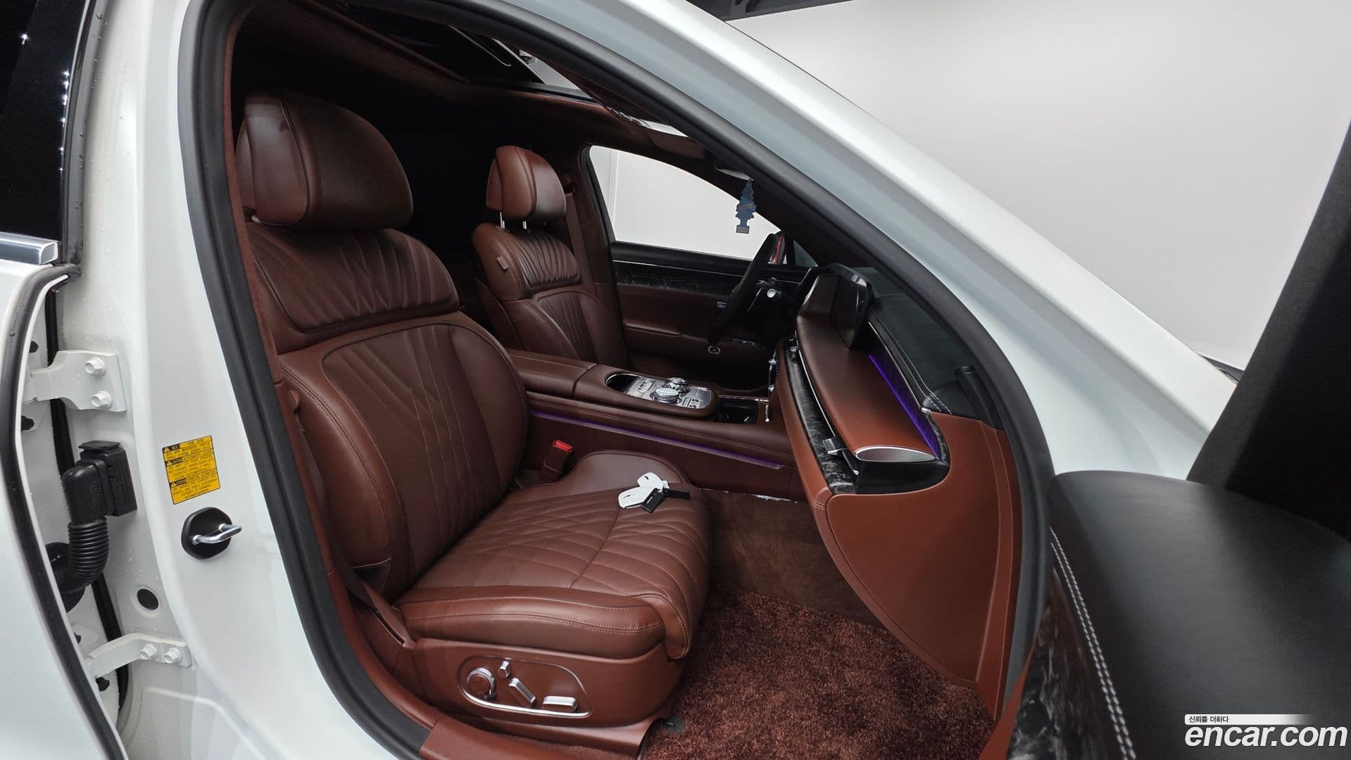 Main__Slider__Photo:G90 Genesis 2023.8-9