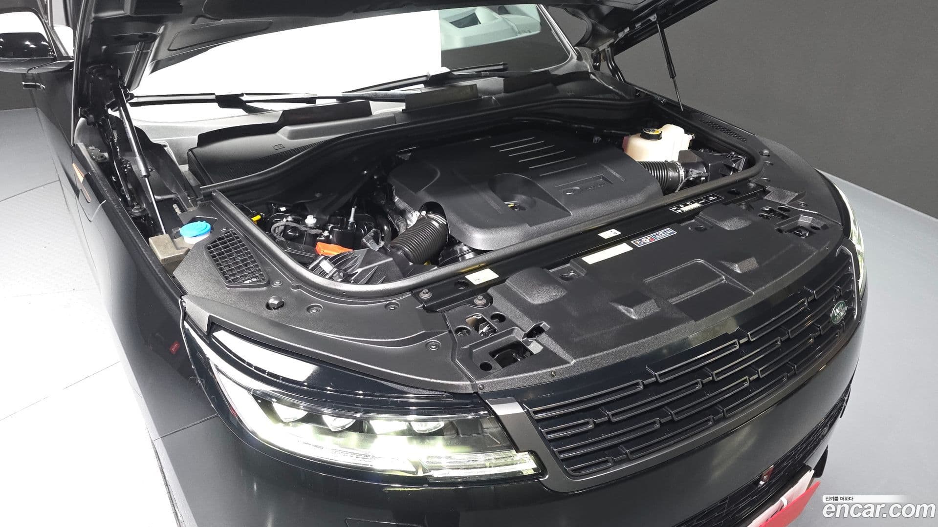 Main__Slider__Photo:Range Rover Sport Land Rover 2025.3-5