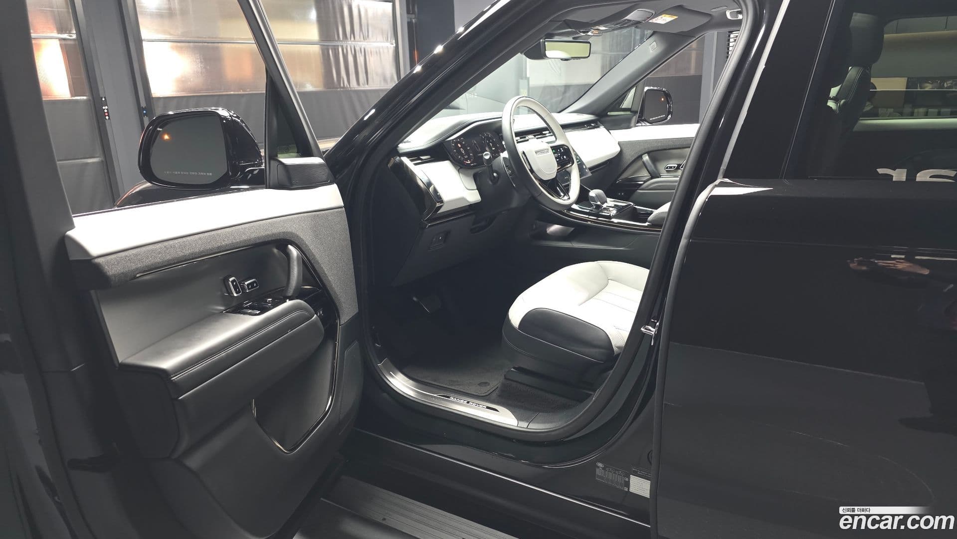 Main__Slider__Photo:Range Rover Sport Land Rover 2025.3-9