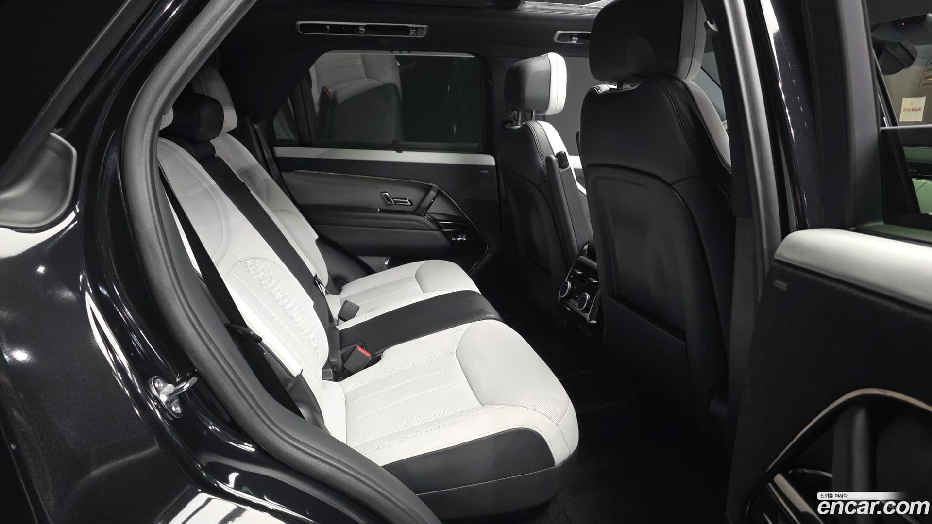 Main__Slider__Photo:Range Rover Sport Land Rover 2025.3-11