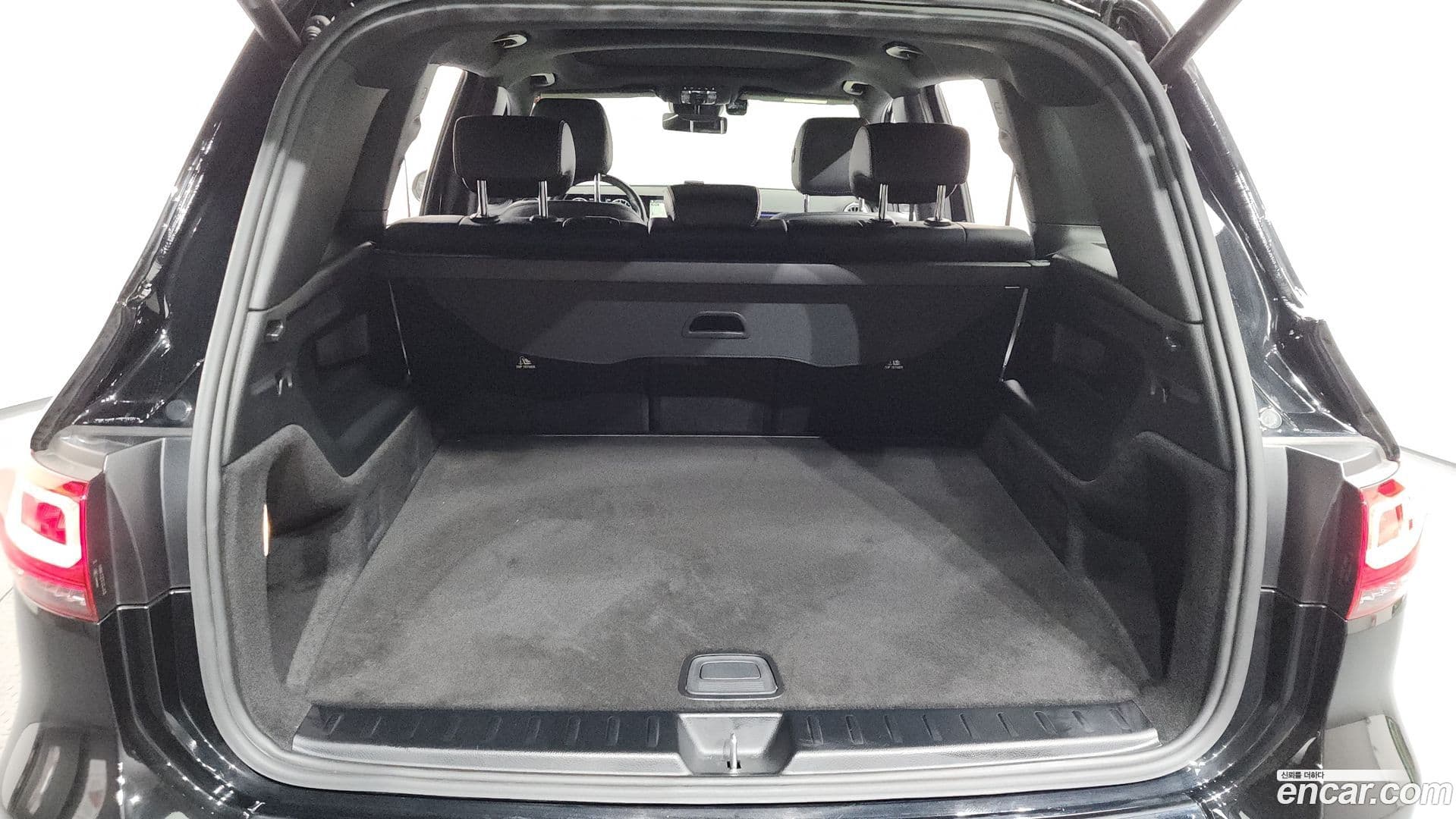 Main__Slider__Photo:GLB-Class Mercedes-Benz 2021.2-19