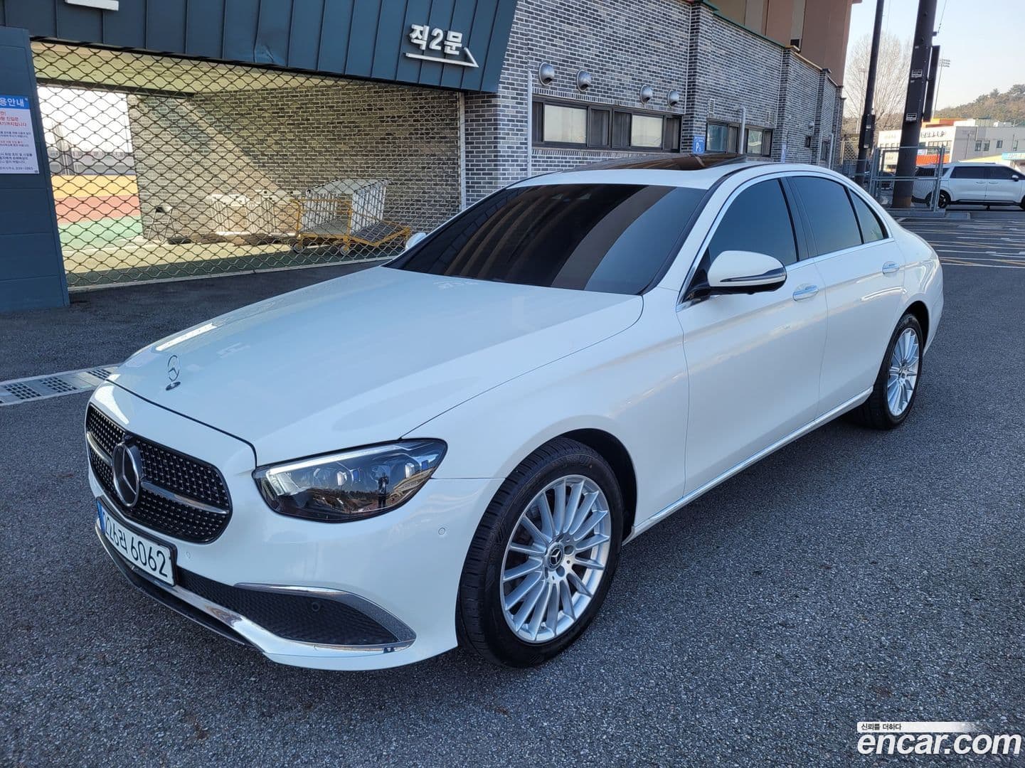 Main__Slider__Photo:E-Class Mercedes-Benz 2022.8-2