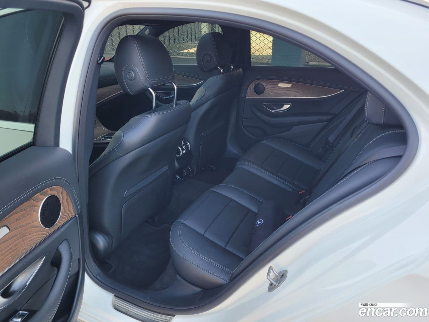 Main__Slider__Photo:E-Class Mercedes-Benz 2022.8-10