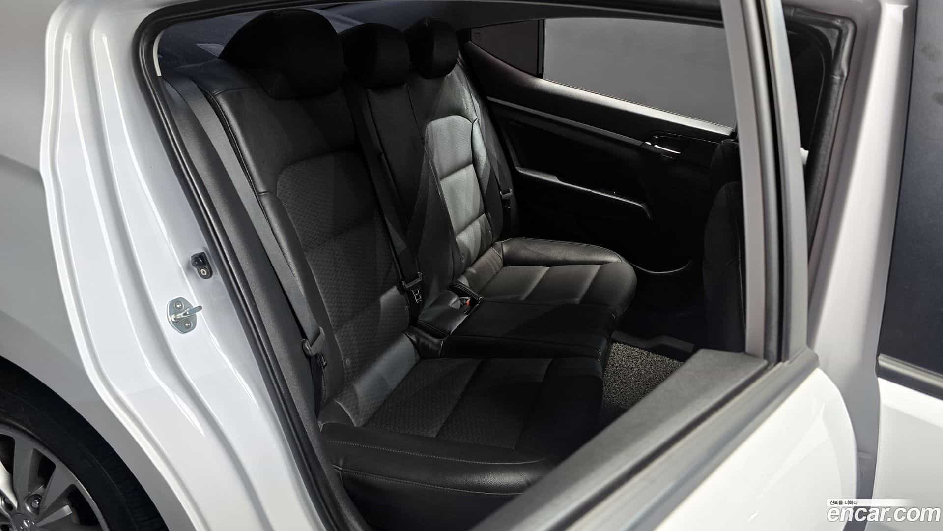 AVANTE Hyundai 2019.6-OPTION-016