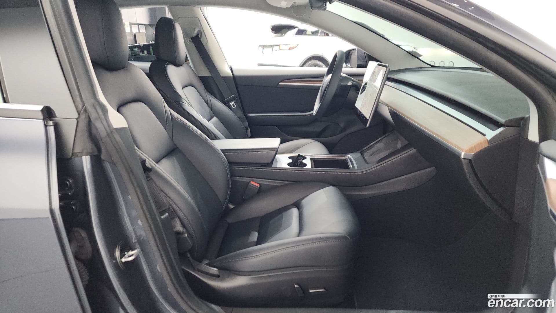 Main__Slider__Photo:Model 3 Tesla 2022.1-10