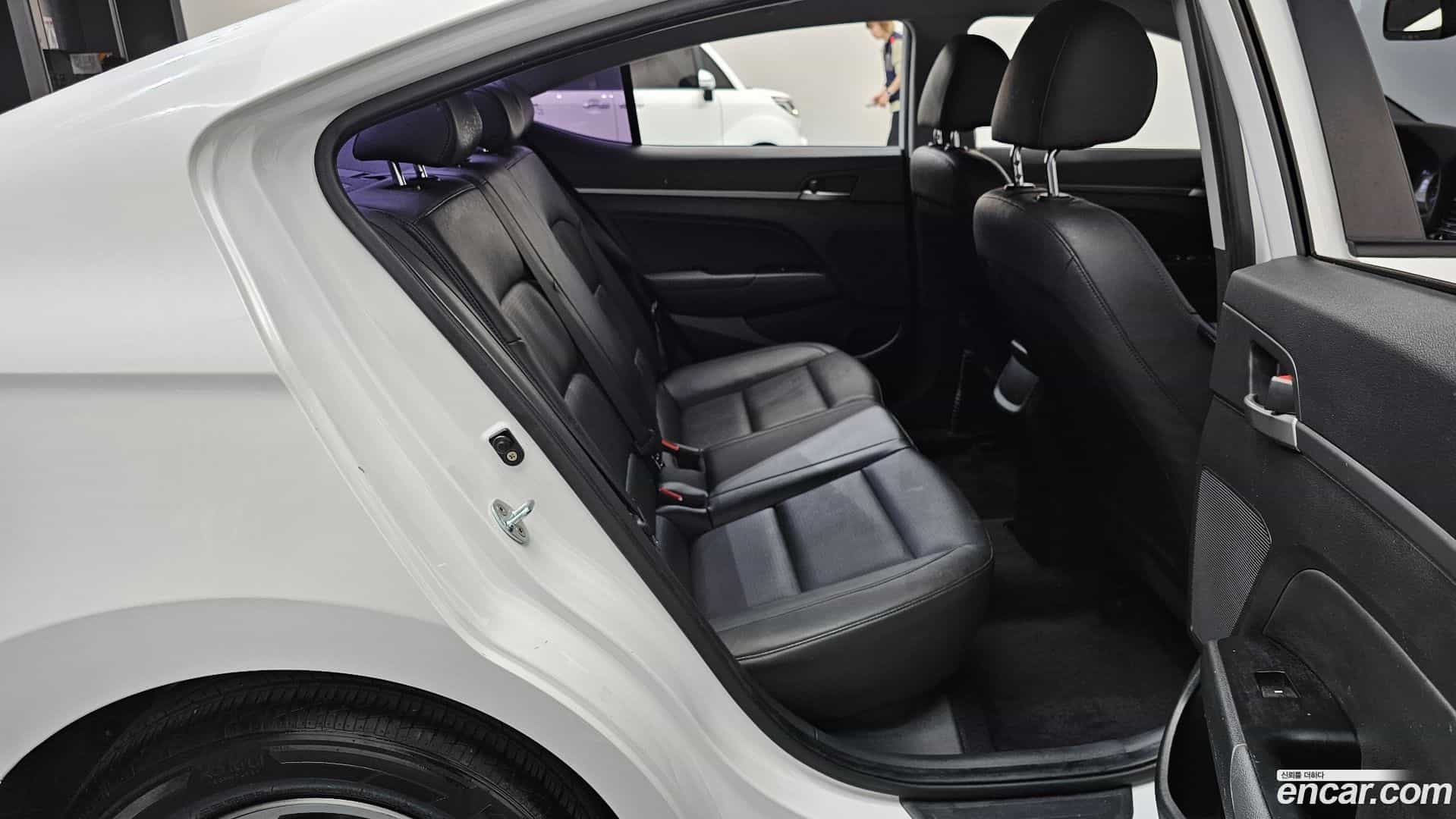 AVANTE Hyundai 2015.10-OPTION-016